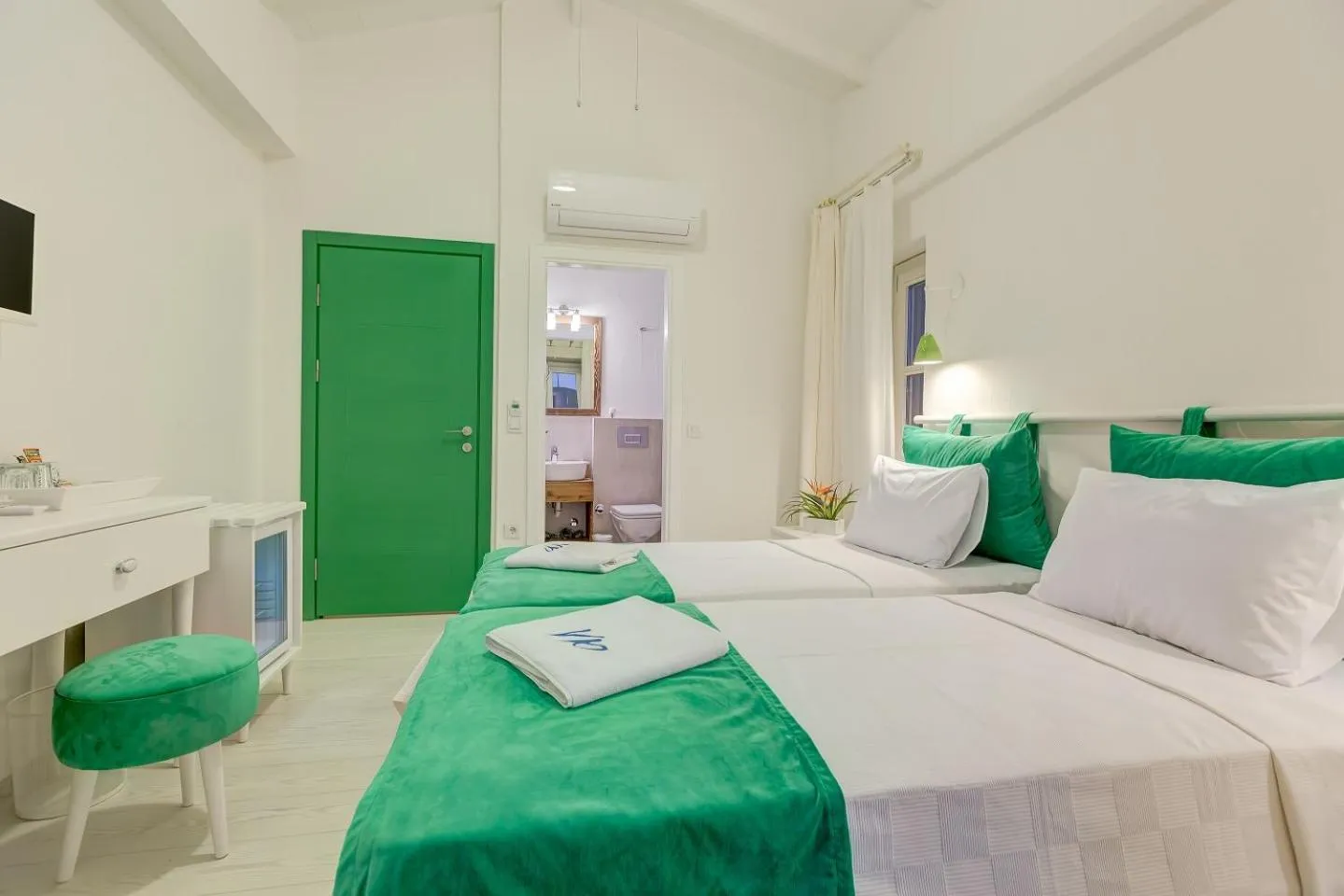 Photo of the whole room, Bed in Villa Peri Alacati