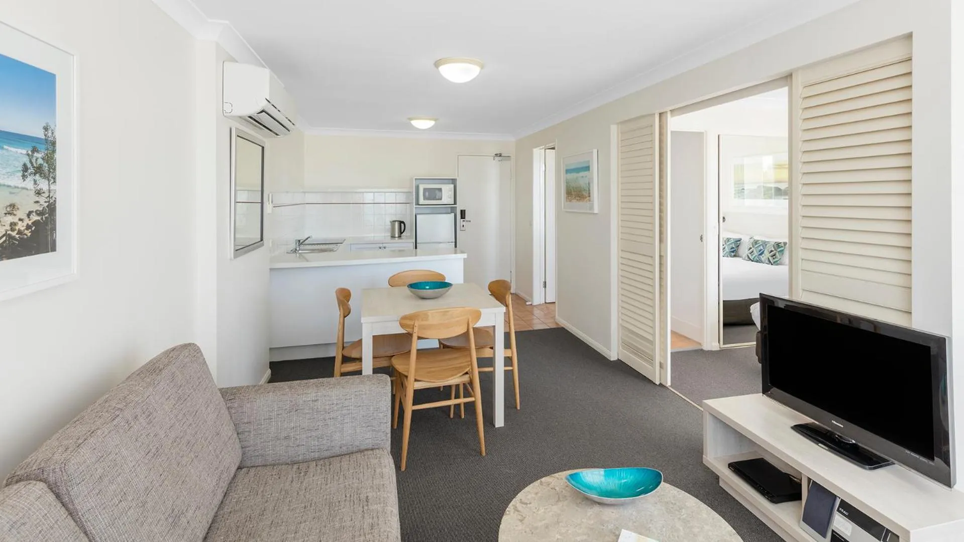 TV and multimedia in Oaks Gold Coast Calypso Plaza Suites