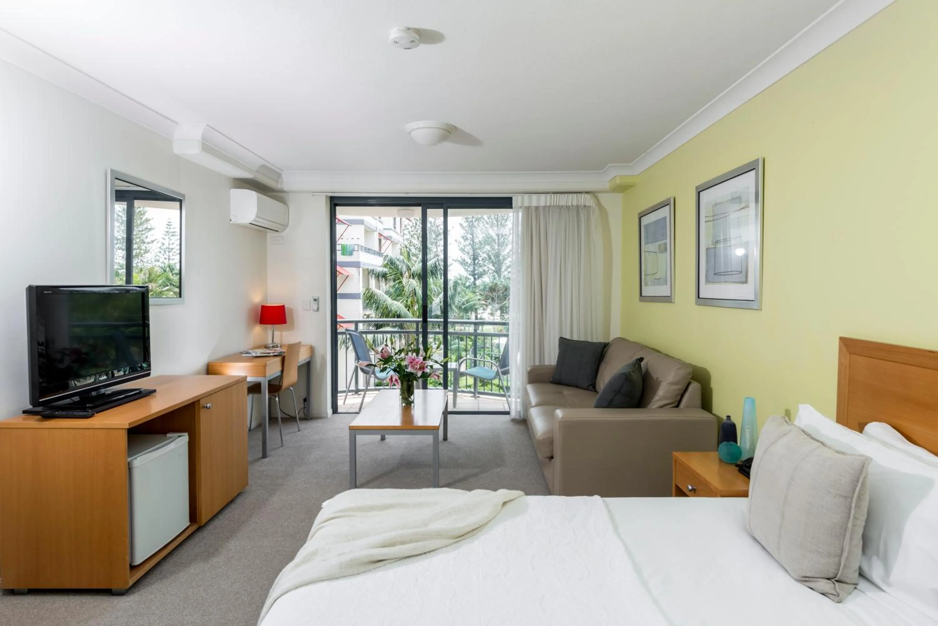 Bedroom, Bed in Oaks Gold Coast Calypso Plaza Suites