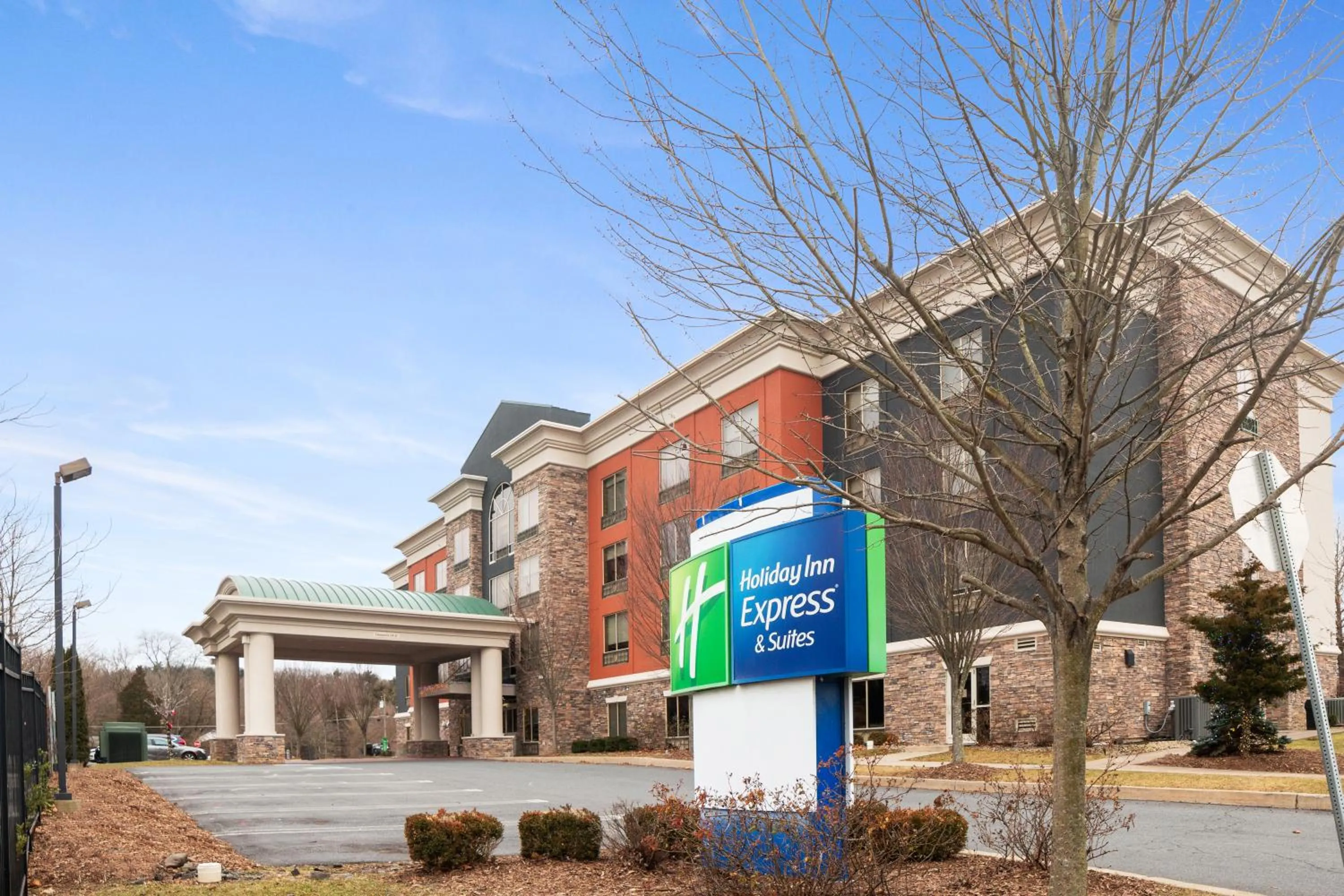 Property building in Holiday Inn Express and Suites Stroudsburg-Poconos by IHG