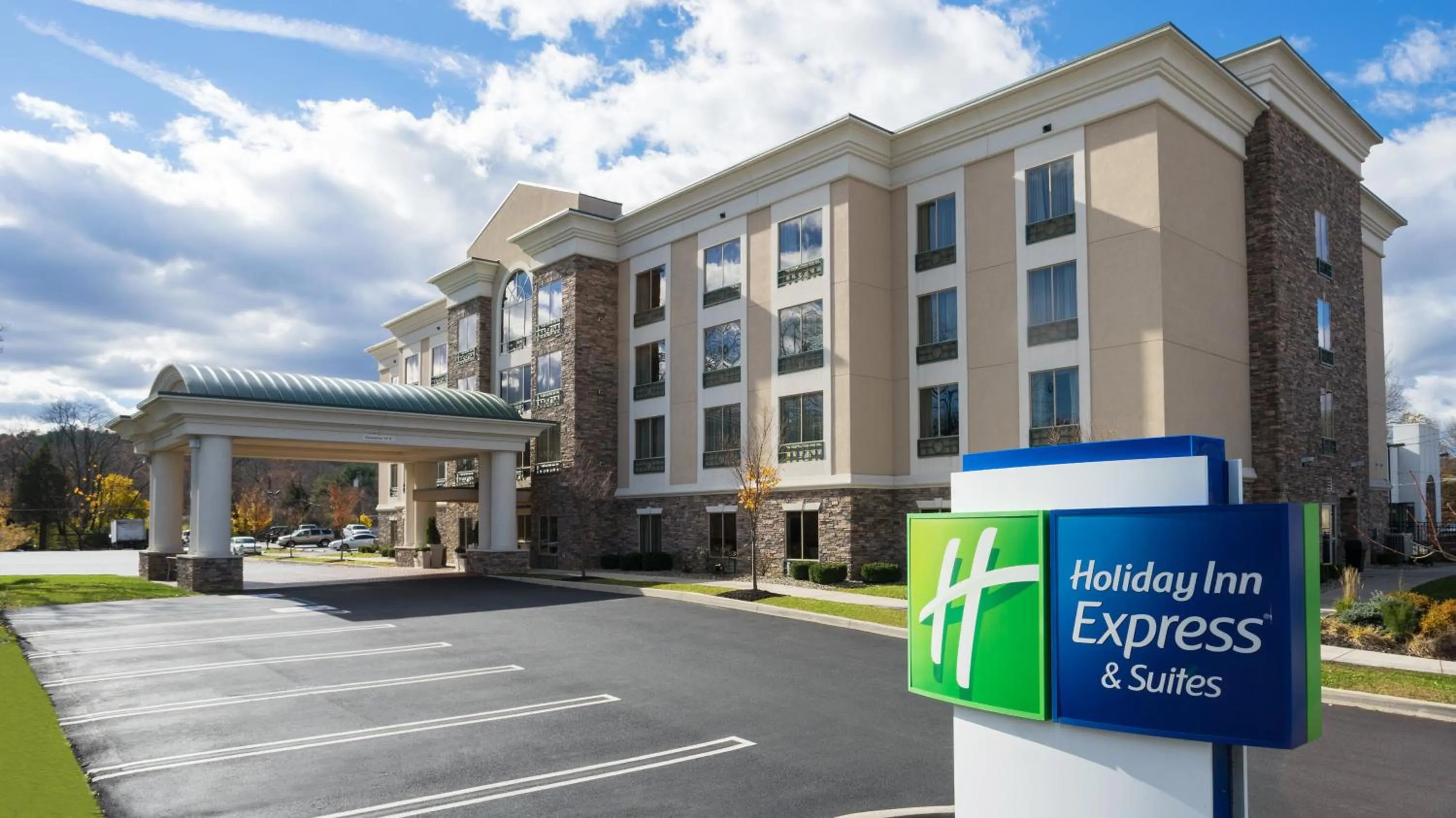 Property building in Holiday Inn Express and Suites Stroudsburg-Poconos by IHG