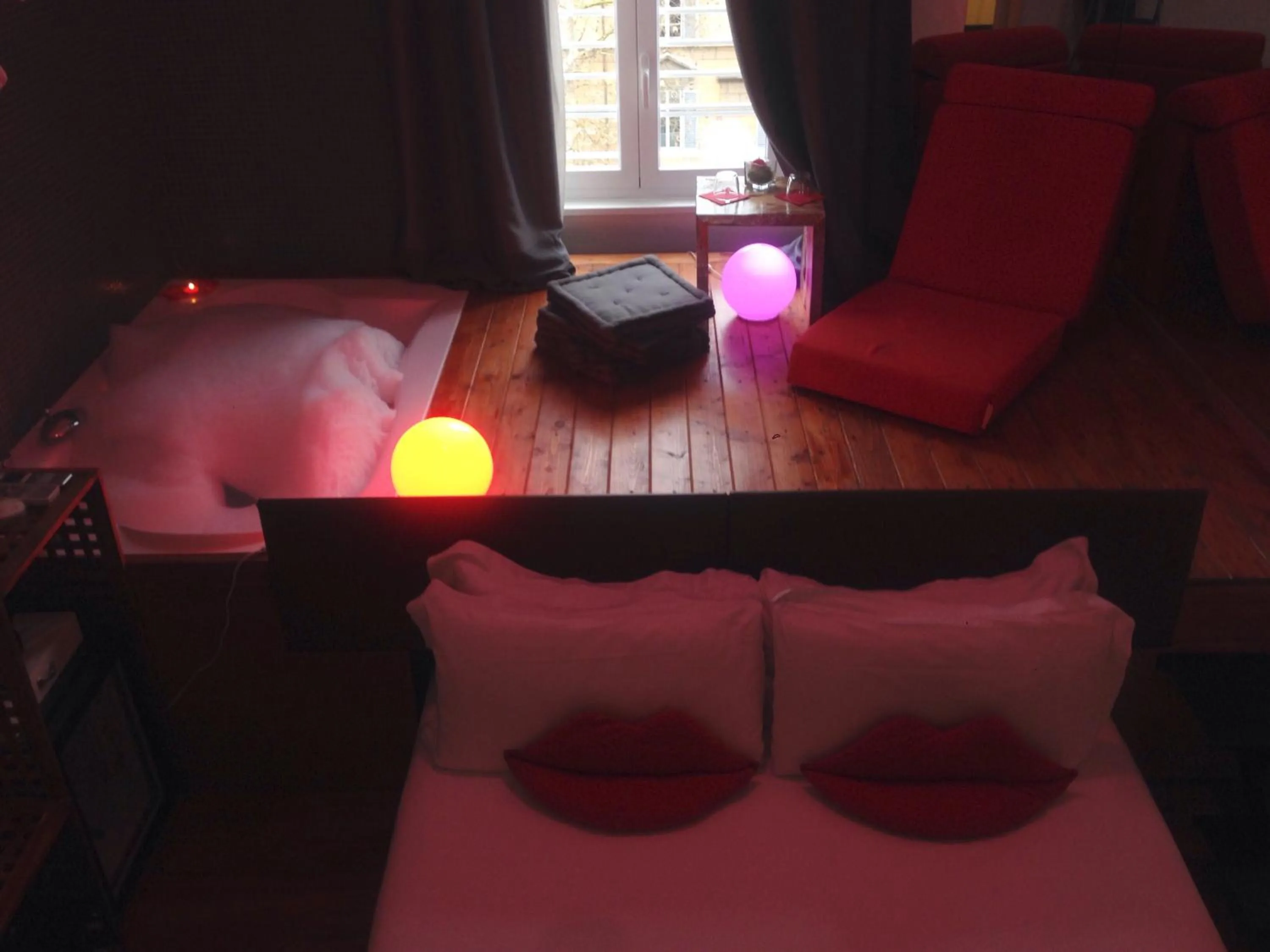 Hot Tub, Bed in Jacuzzi Rooms