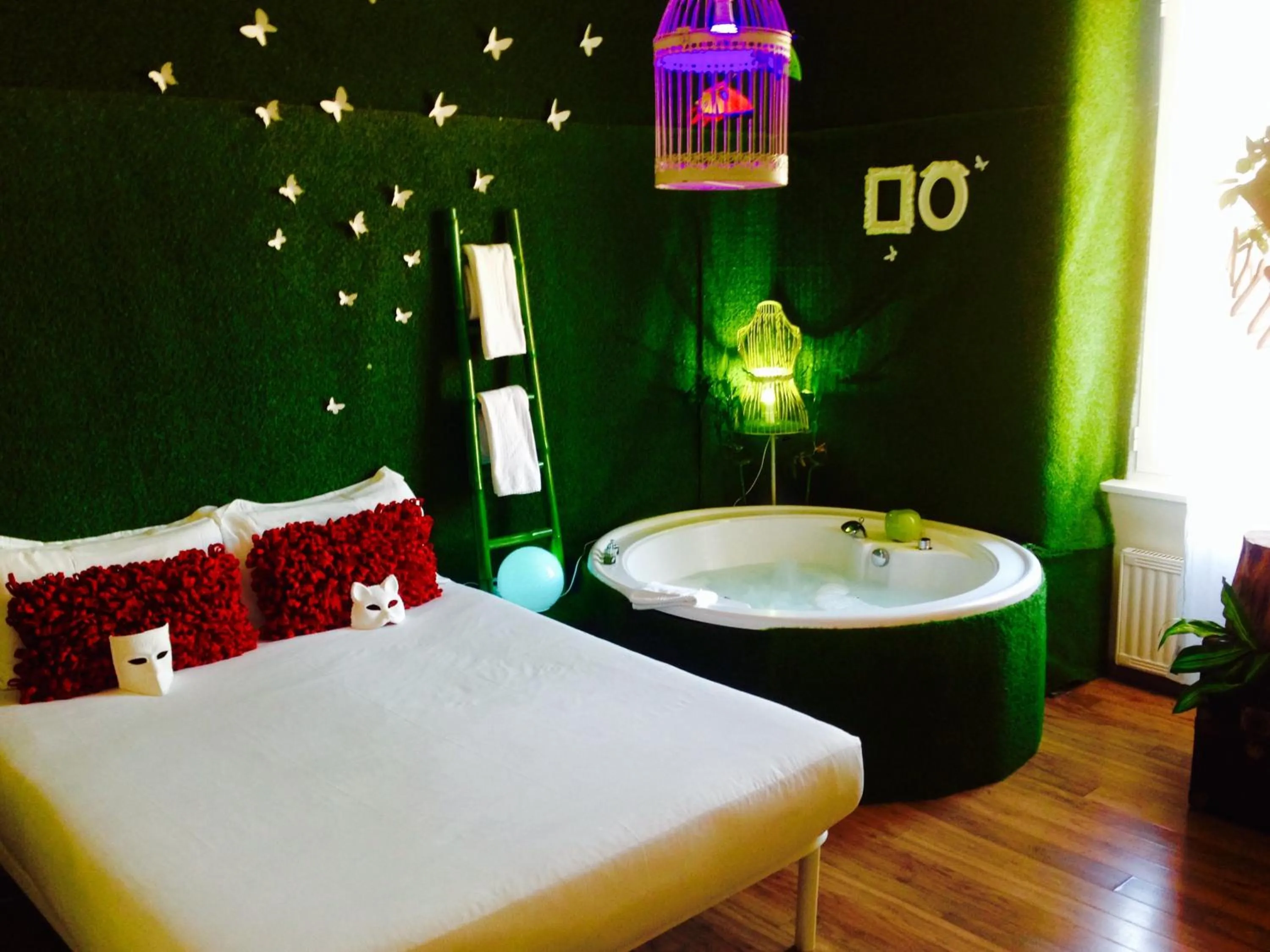 Hot Tub, Bed in Jacuzzi Rooms