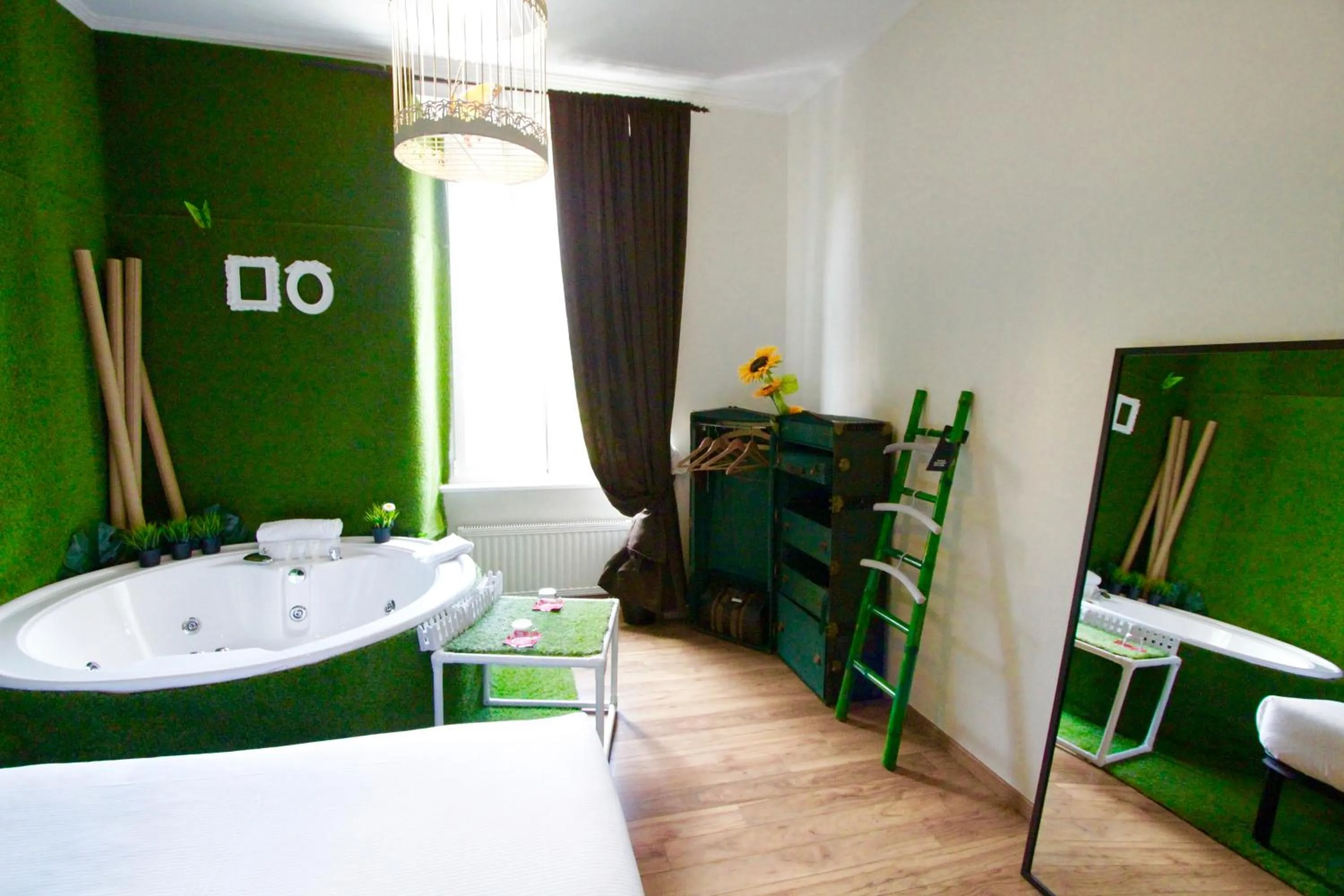 Hot Tub, Bed in Jacuzzi Rooms