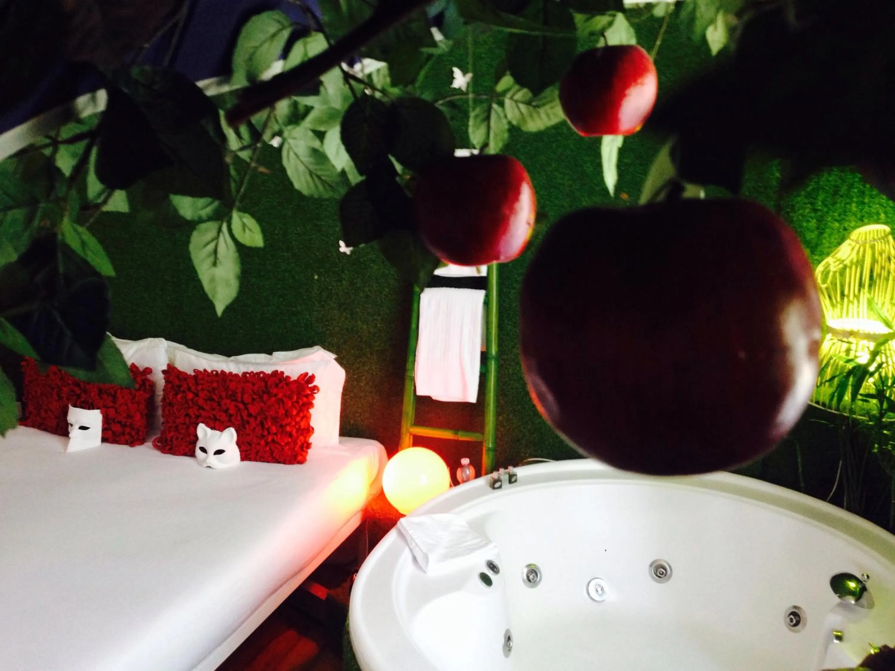 Decorative detail in Jacuzzi Rooms