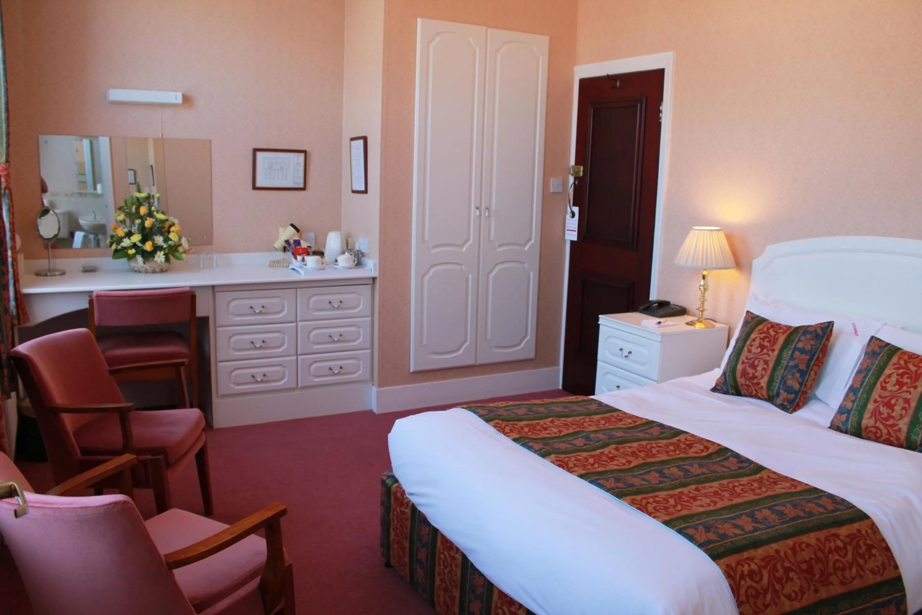 Photo of the whole room, Bed in Saxonville Hotel