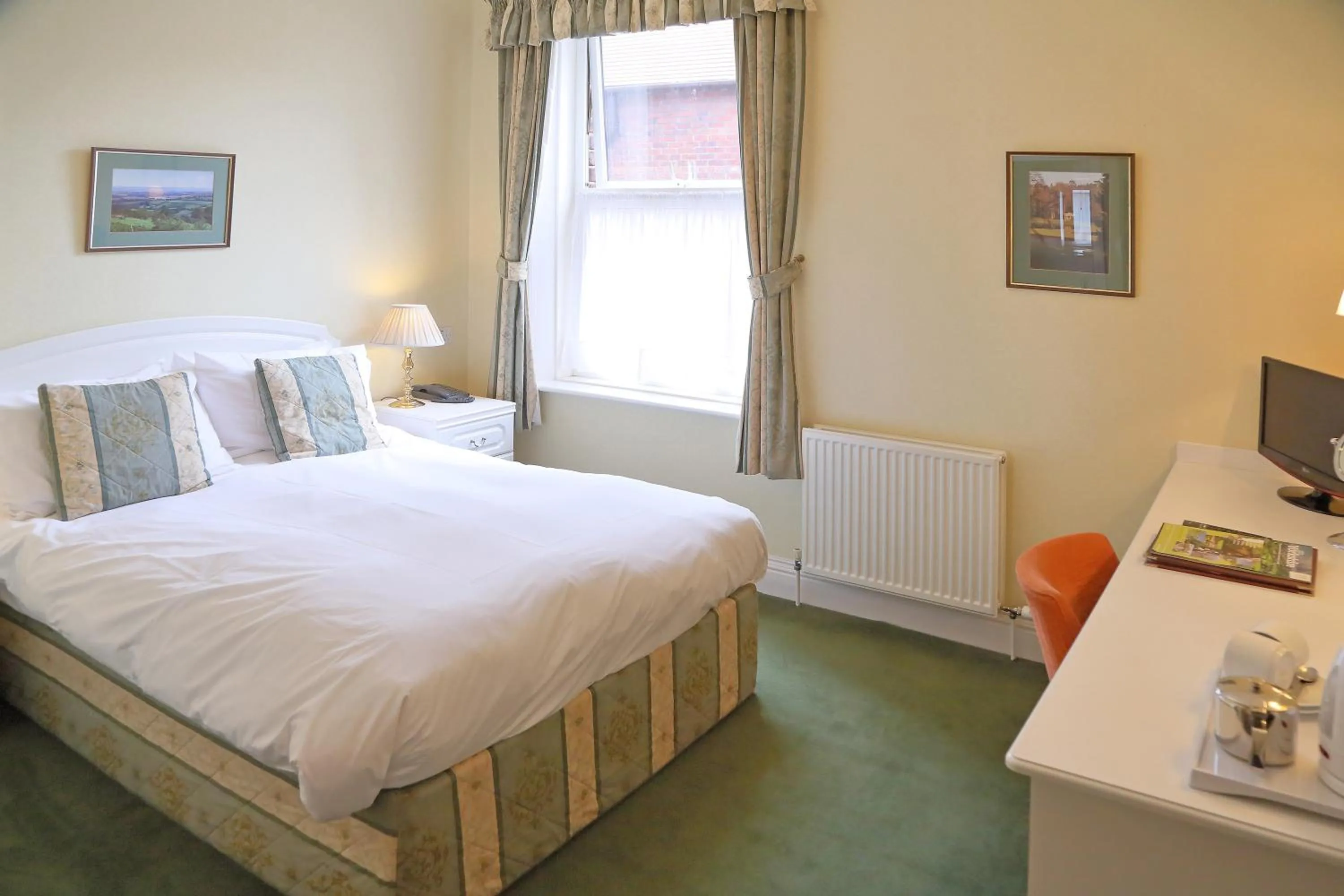 Bedroom, Bed in Saxonville Hotel