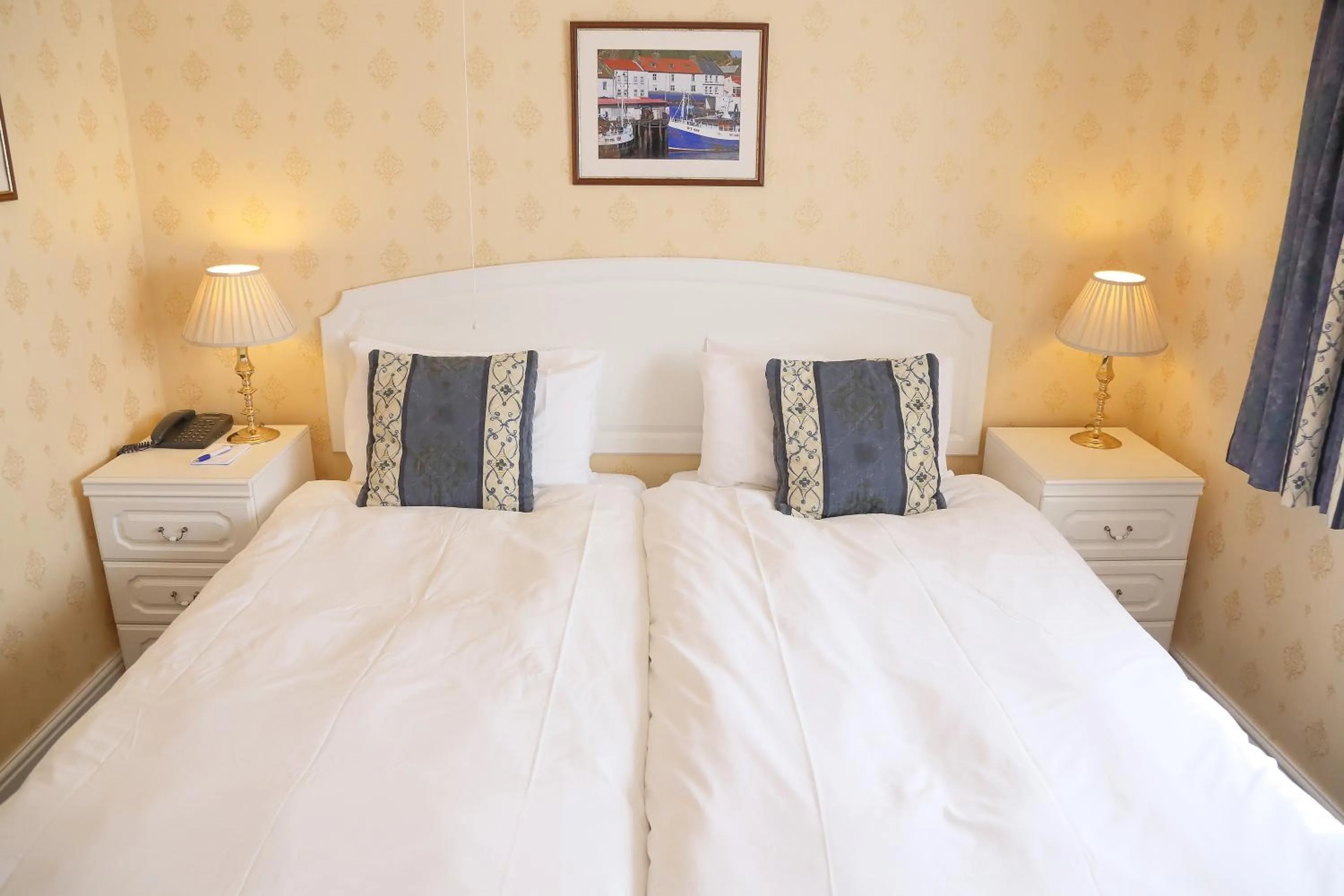 Toilet, Bed in Saxonville Hotel