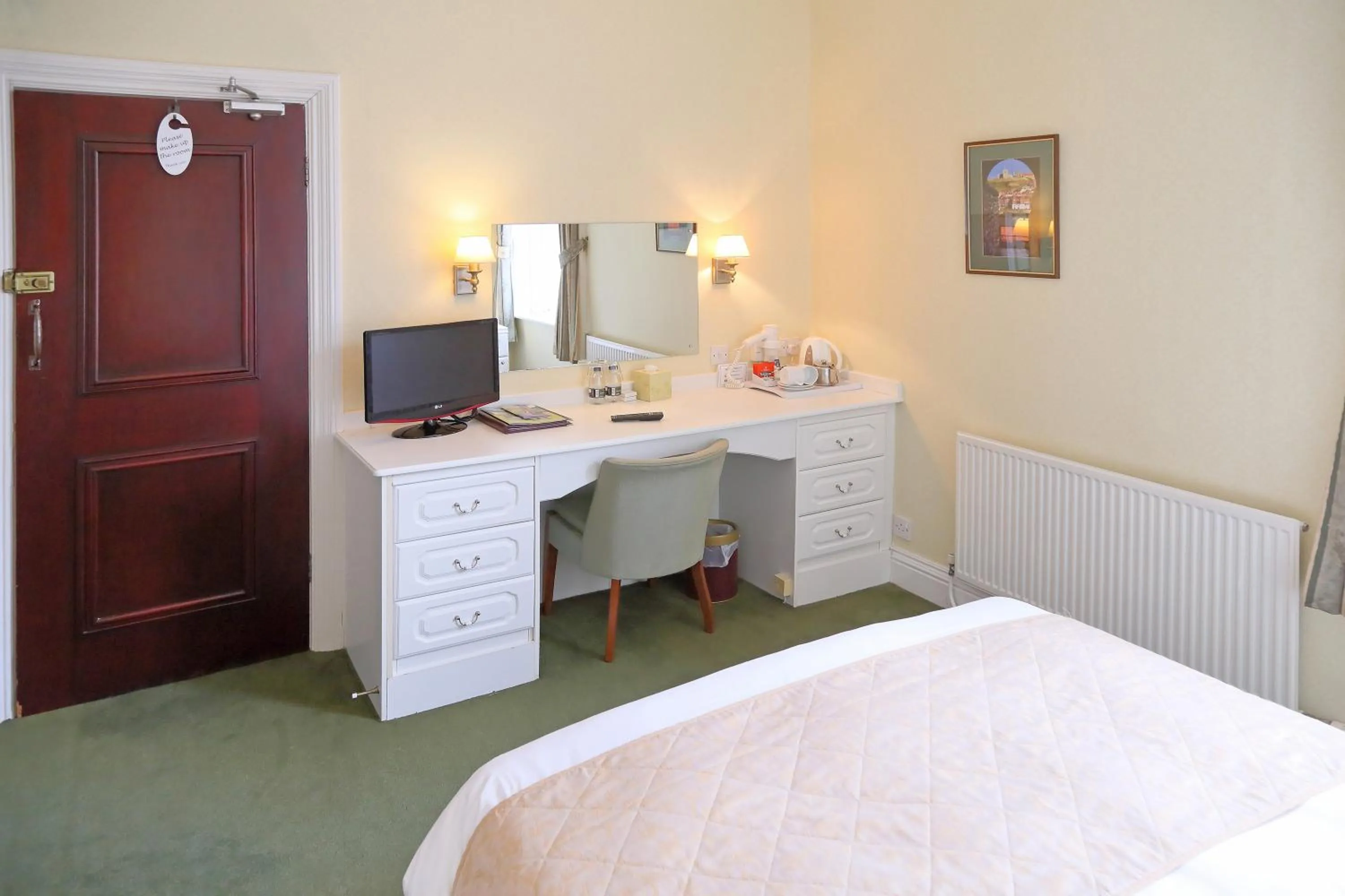 Bedroom, Bed in Saxonville Hotel