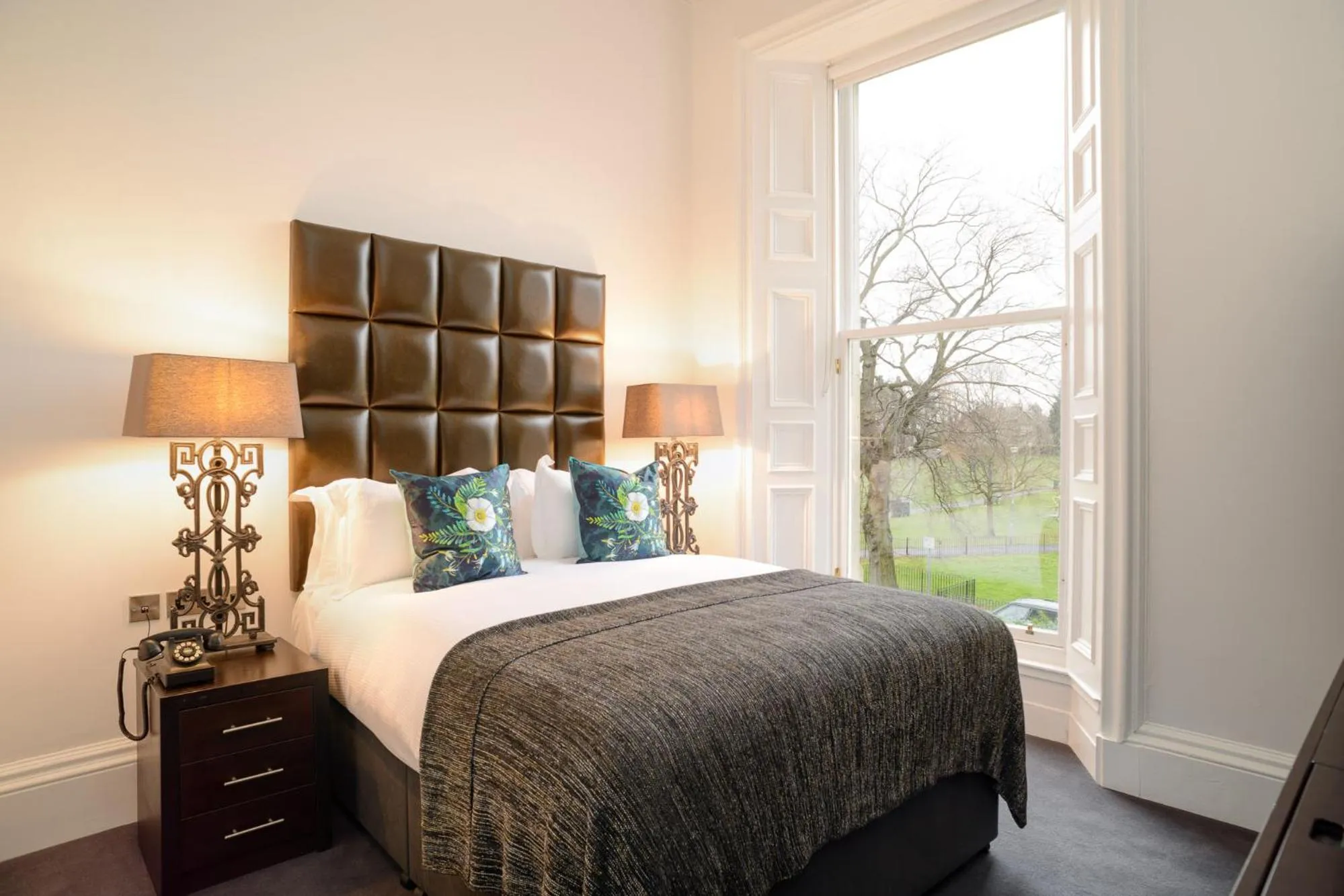 Bedroom, Bed in Black Ivy