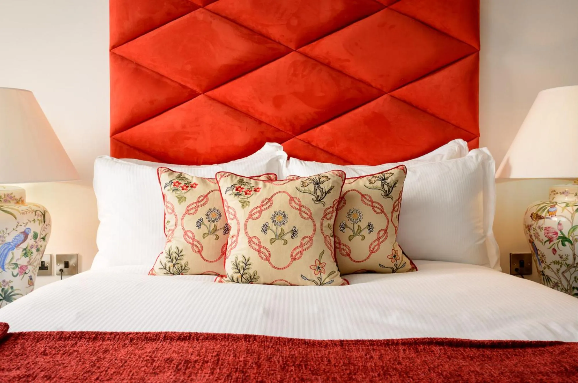 Bedroom, Bed in Black Ivy