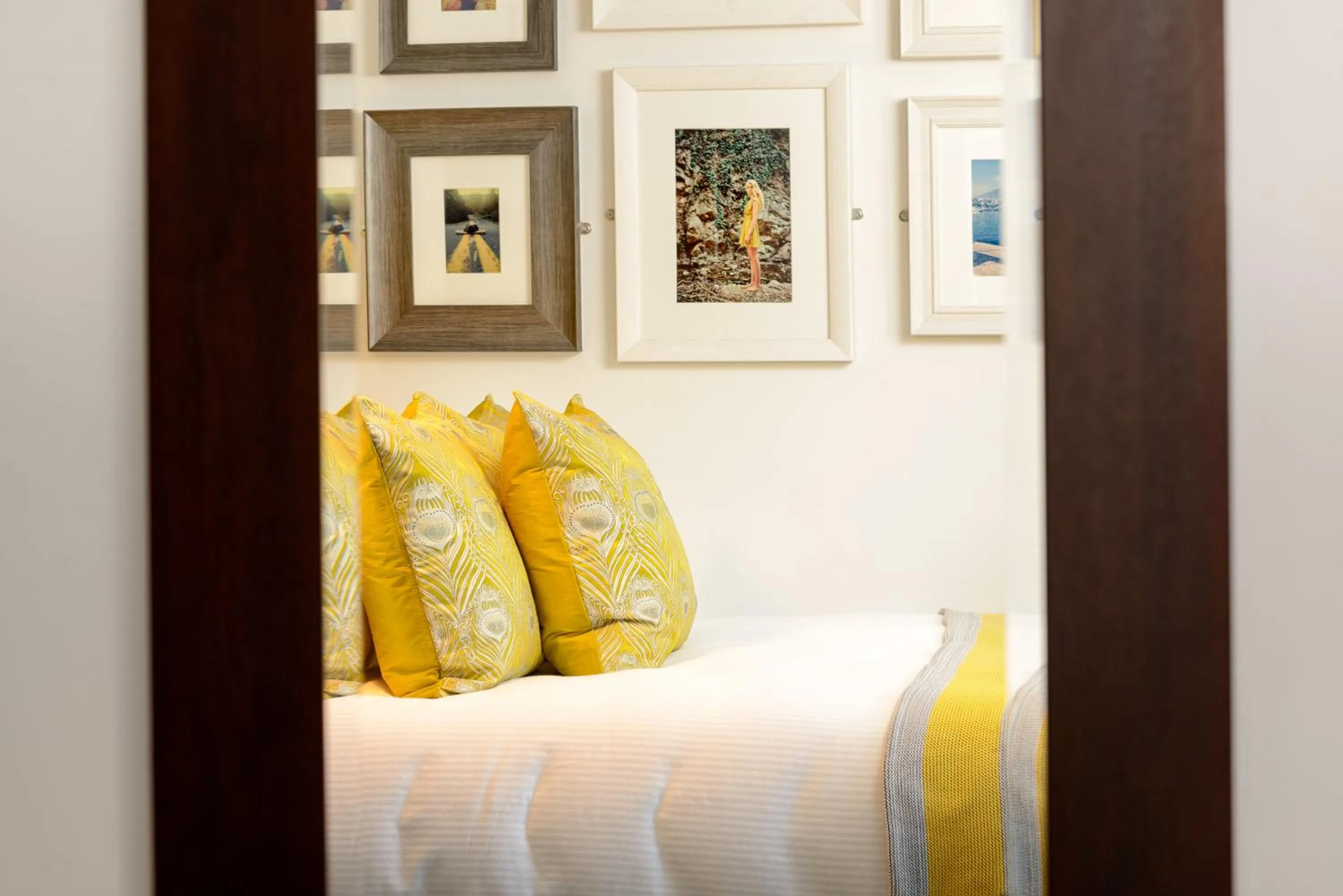 Bedroom, Bed in Black Ivy