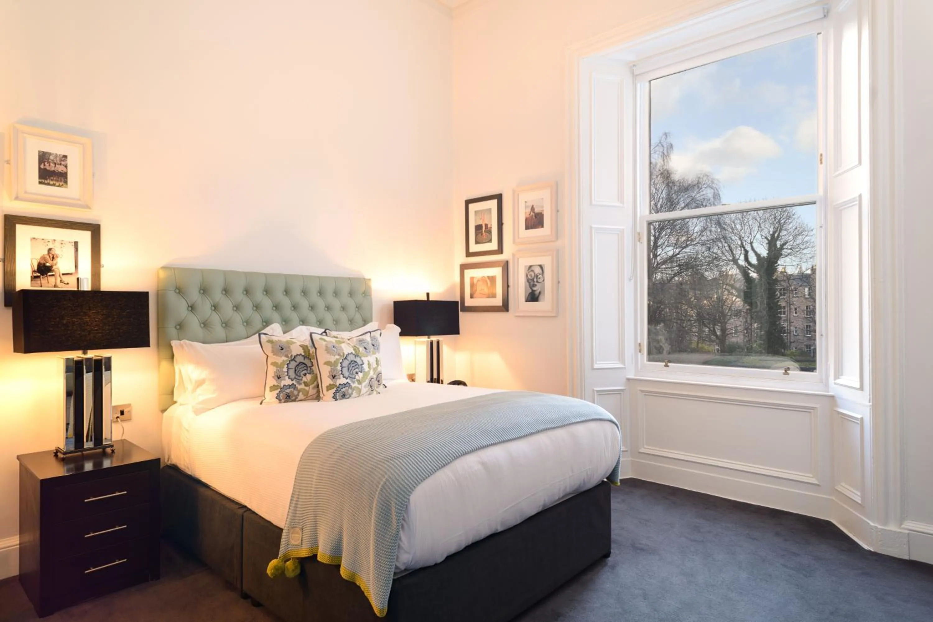 Bedroom, Bed in Black Ivy