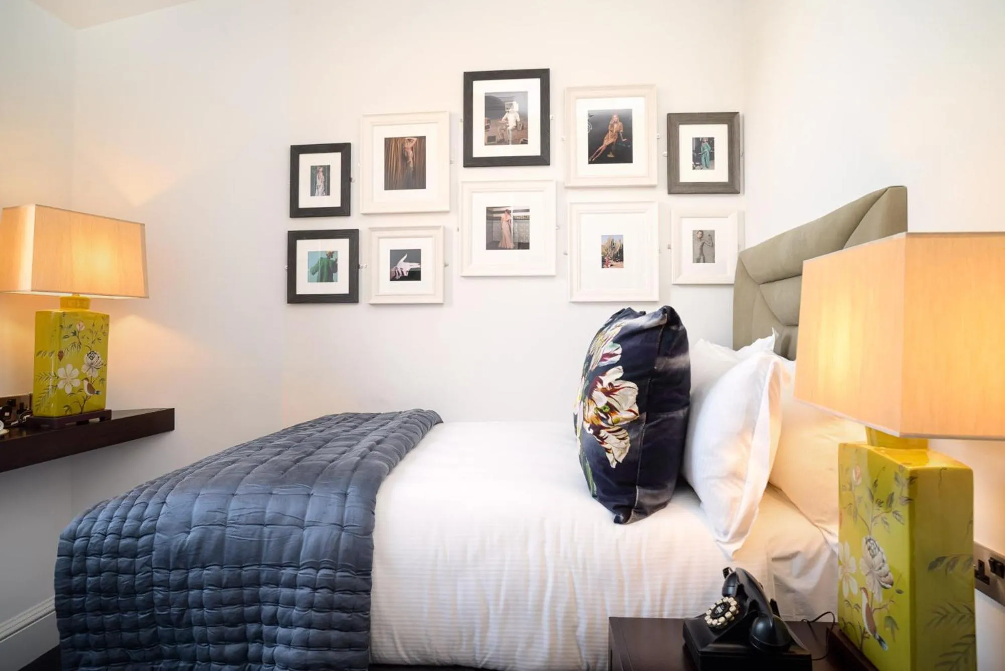 Bedroom, Bed in Black Ivy