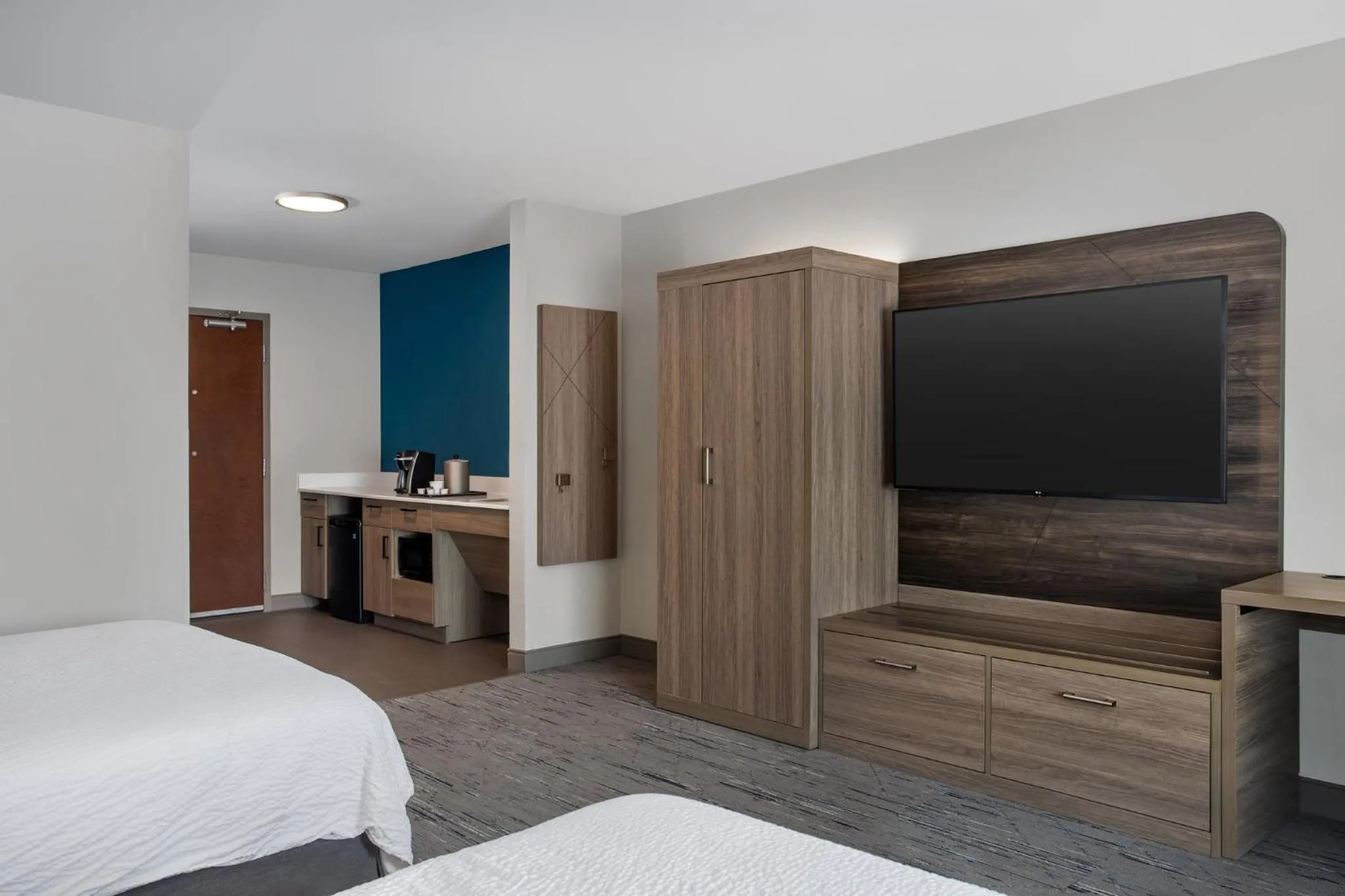 Photo of the whole room, Bed in Holiday Inn Express Hotel & Suites Terre Haute by IHG