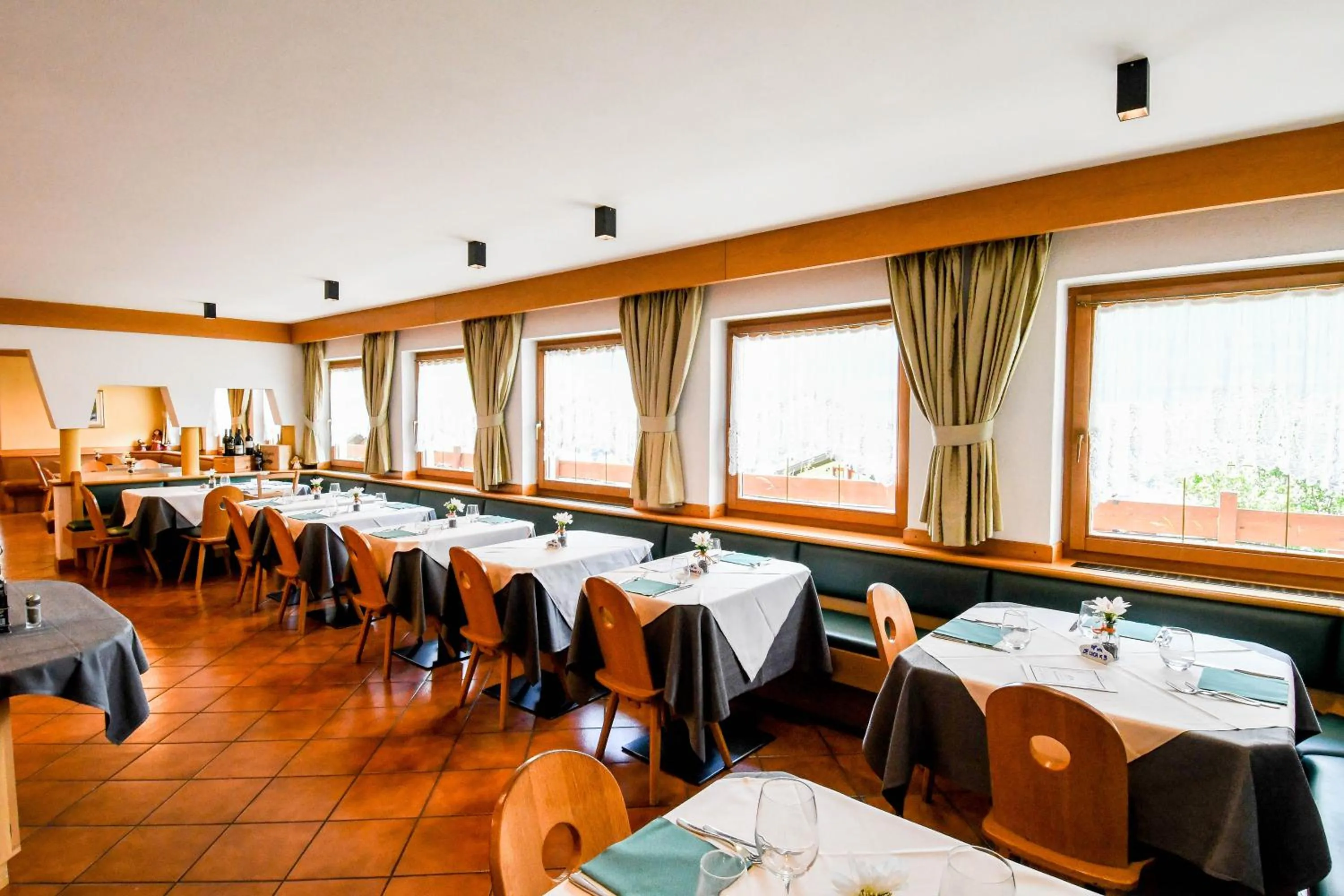 Restaurant/places to eat in Hotel El Laresh