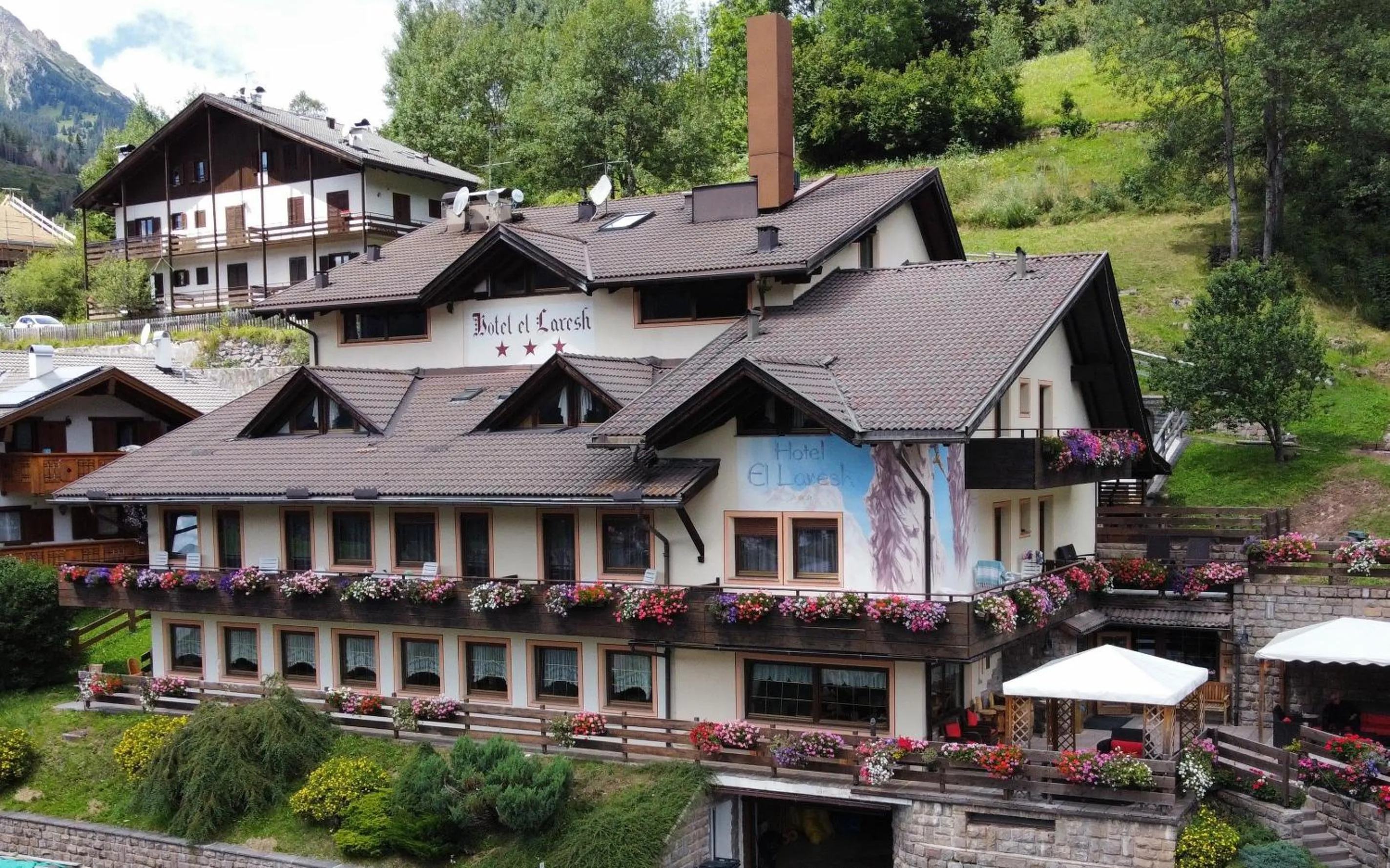 Property building in Hotel El Laresh