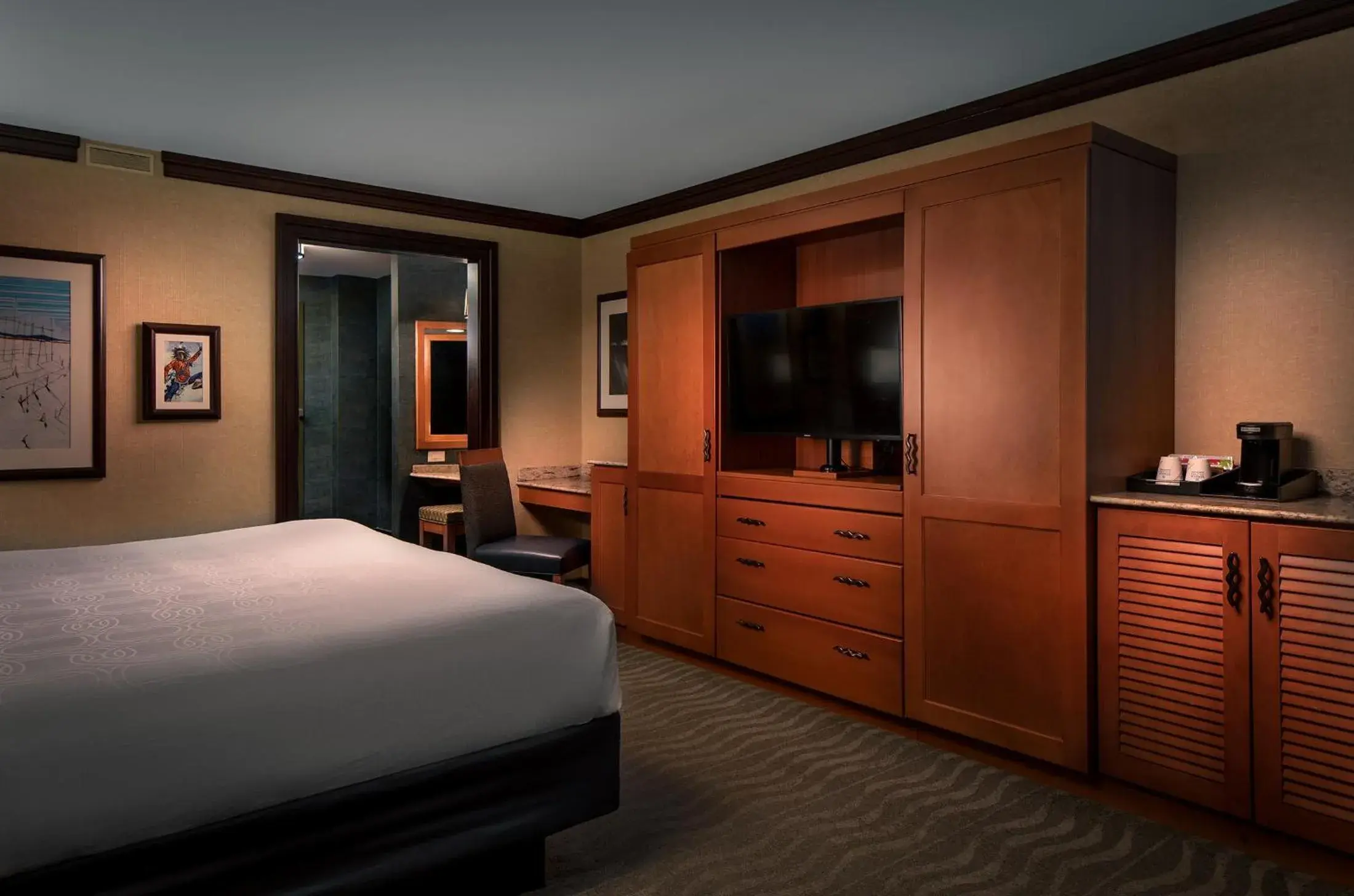 Deluxe Room One King Bed - Smoking in Seneca Niagara Resort & Casino Deluxe Room One King Bed - Smoking in Seneca Niagara Resort & Casino