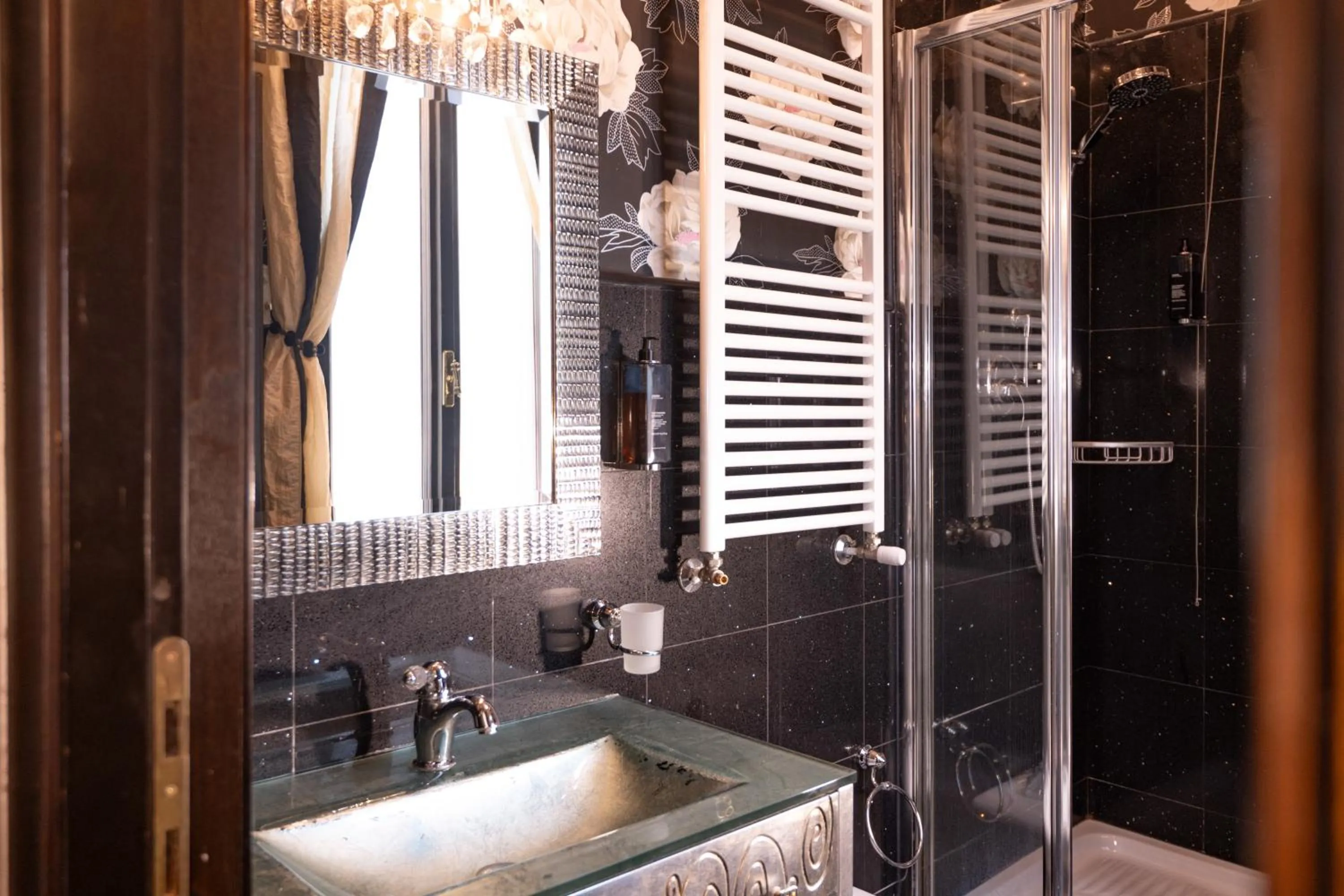 Shower in Contessa Arrivabene Antica Dimora