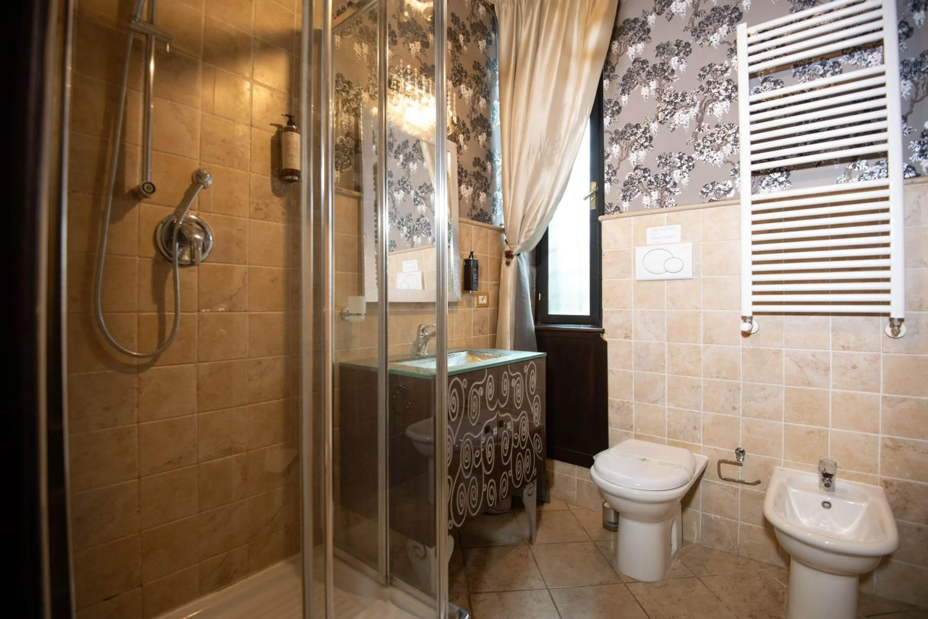 Shower in Contessa Arrivabene Antica Dimora