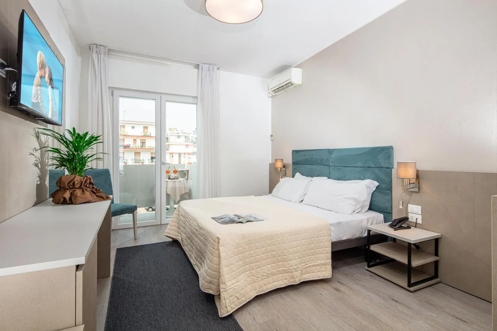 Bed in Hotel Pigalle