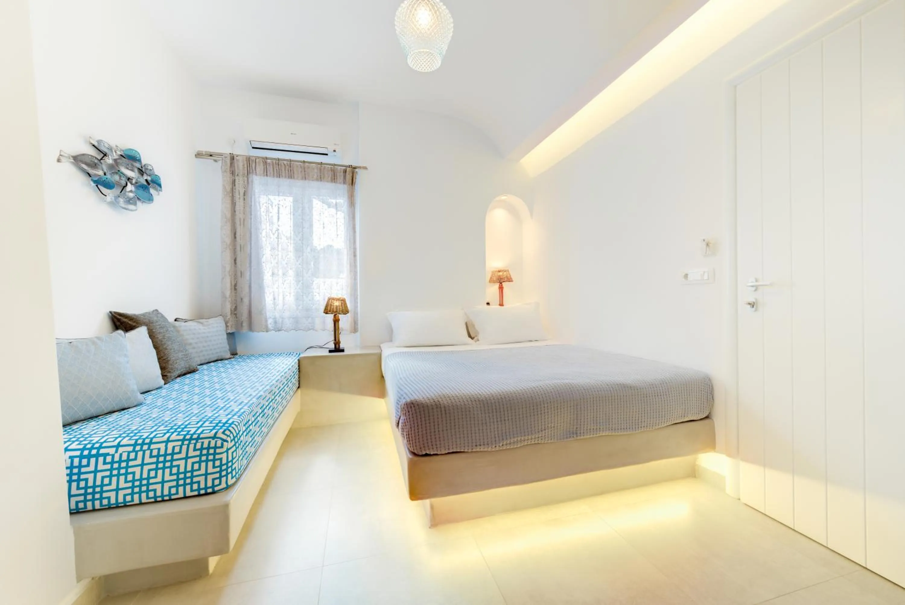 Photo of the whole room, Bed in Emerald Collection Suites