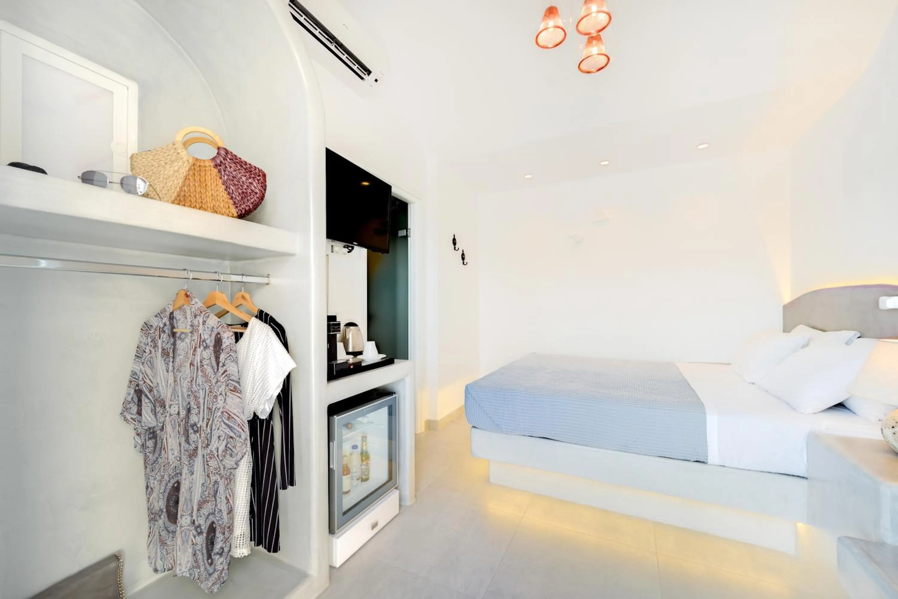 Photo of the whole room, Bed in Emerald Collection Suites