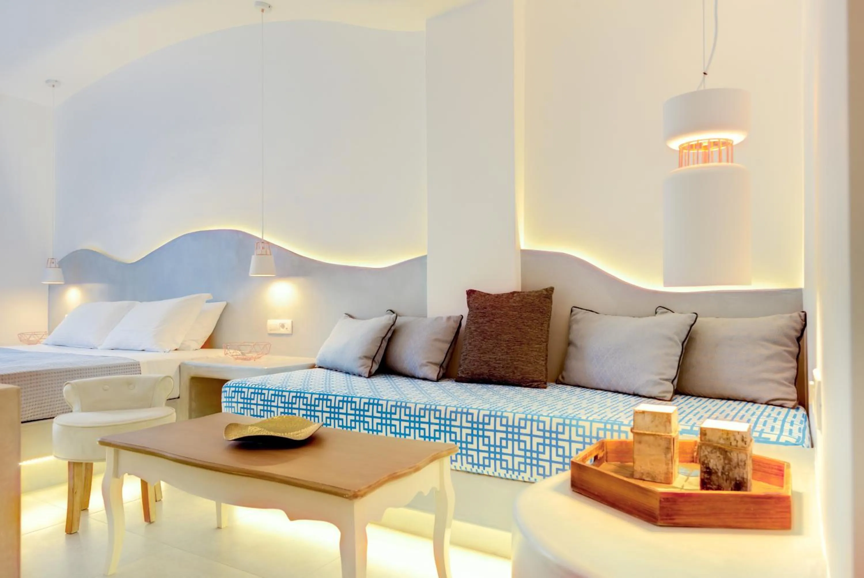 Photo of the whole room, Bed in Emerald Collection Suites