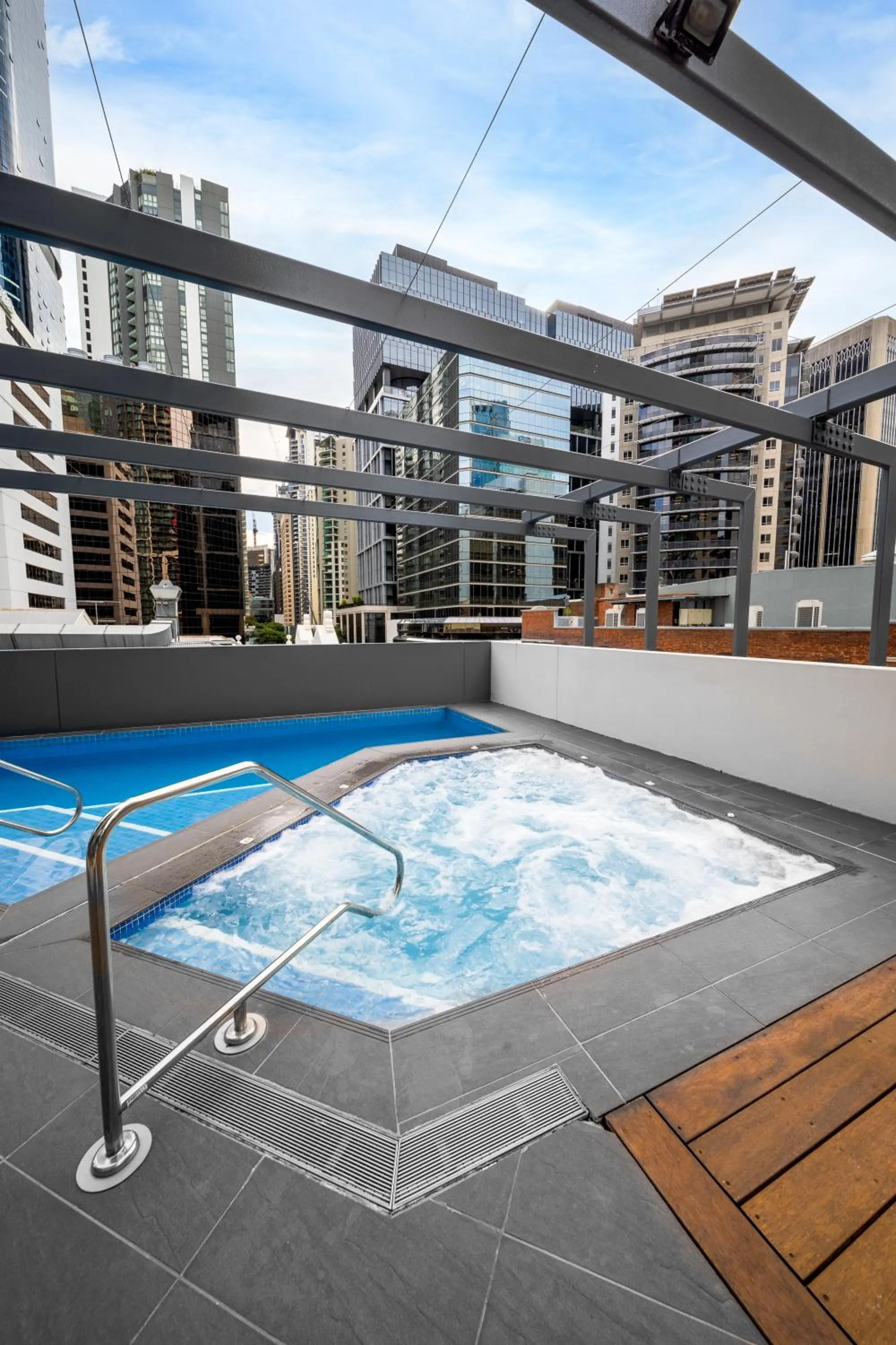 Hot Tub in Oaks Brisbane on Felix Suites