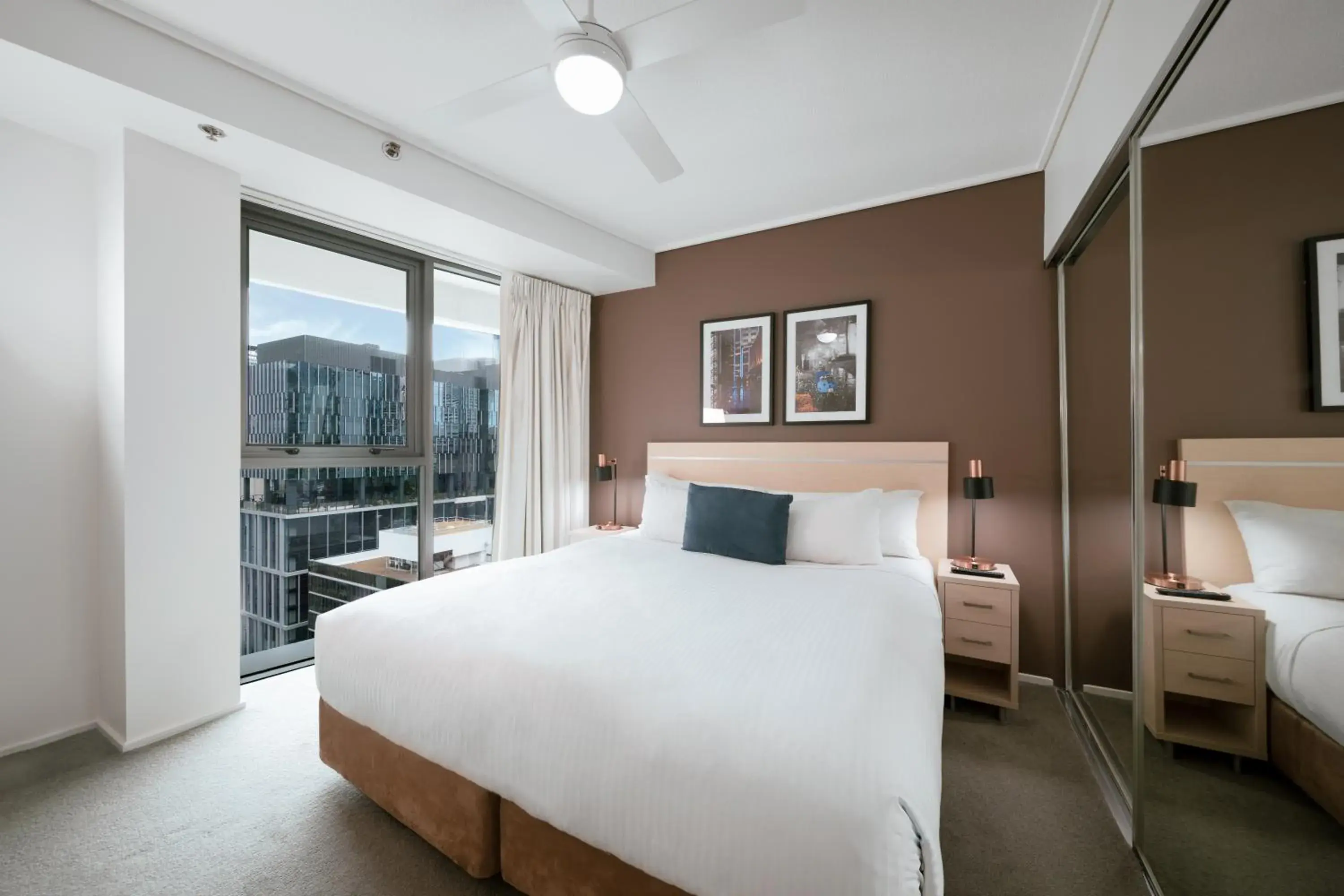 One-Bedroom Apartment with Bridge View in Oaks Brisbane on Felix Suites One-Bedroom Apartment with Bridge View in Oaks Brisbane on Felix Suites