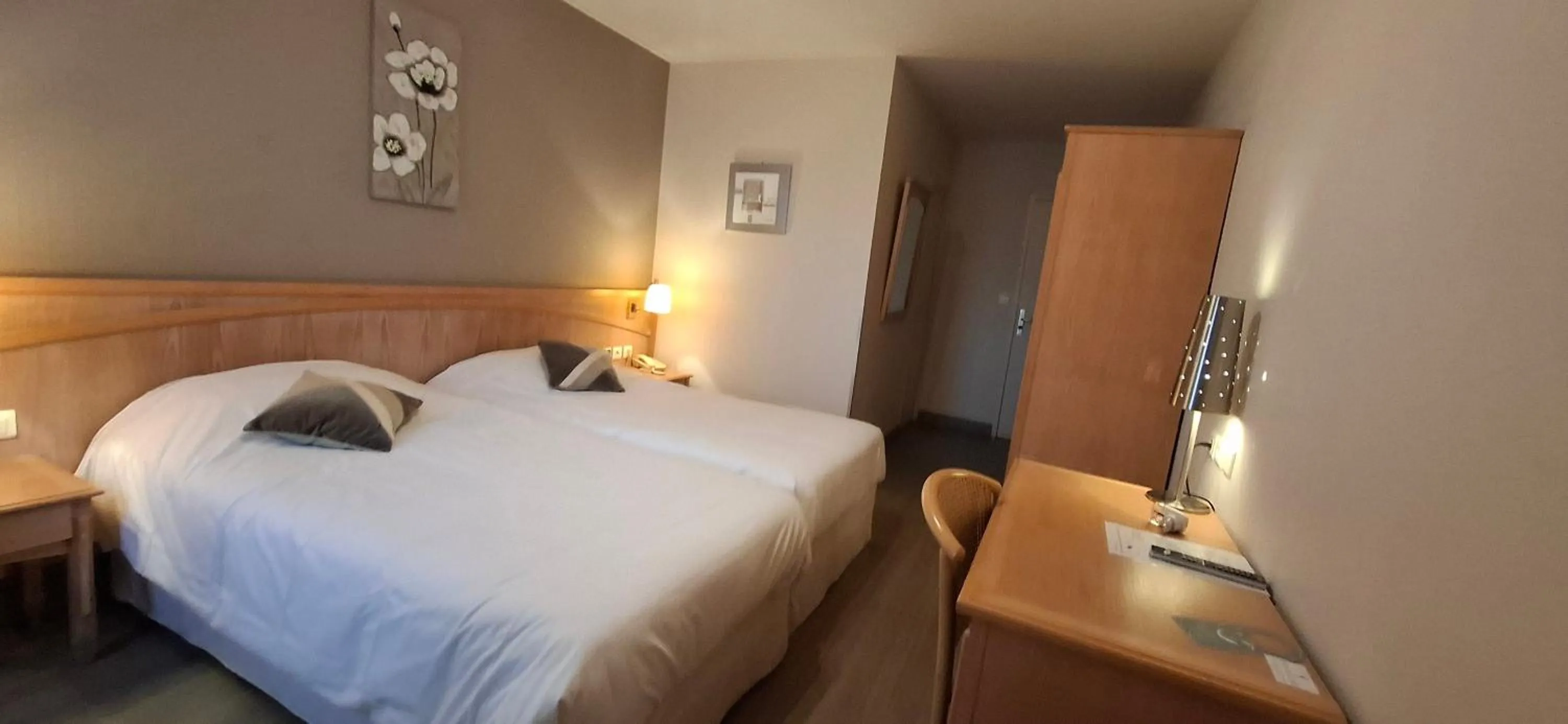 Photo of the whole room, Bed in Hotel Beau Rivage