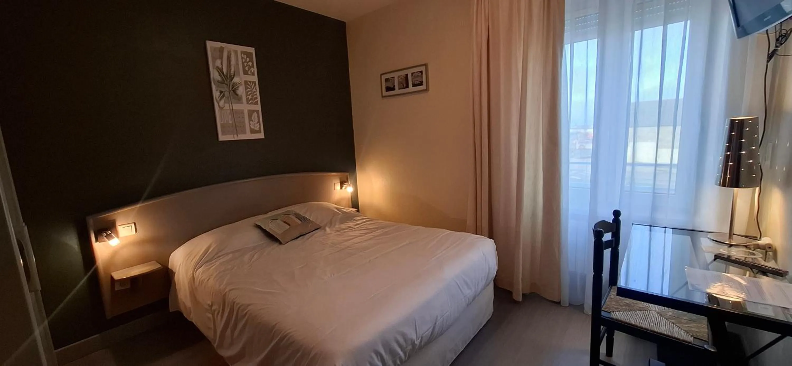 Property building, Bed in Hotel Beau Rivage