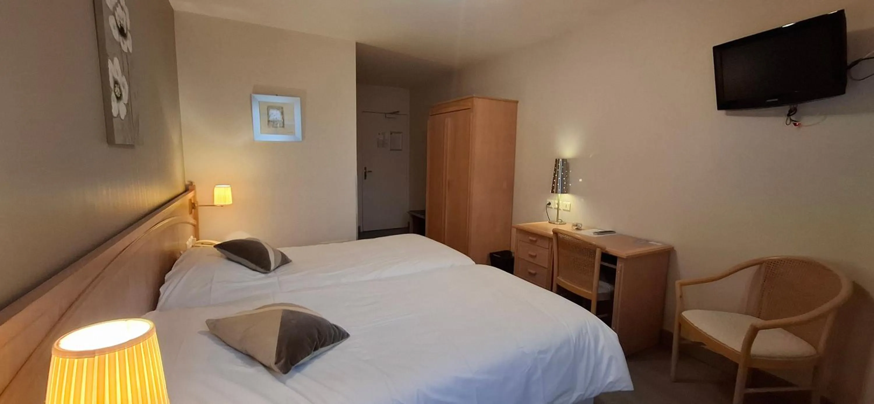 Photo of the whole room, Bed in Hotel Beau Rivage