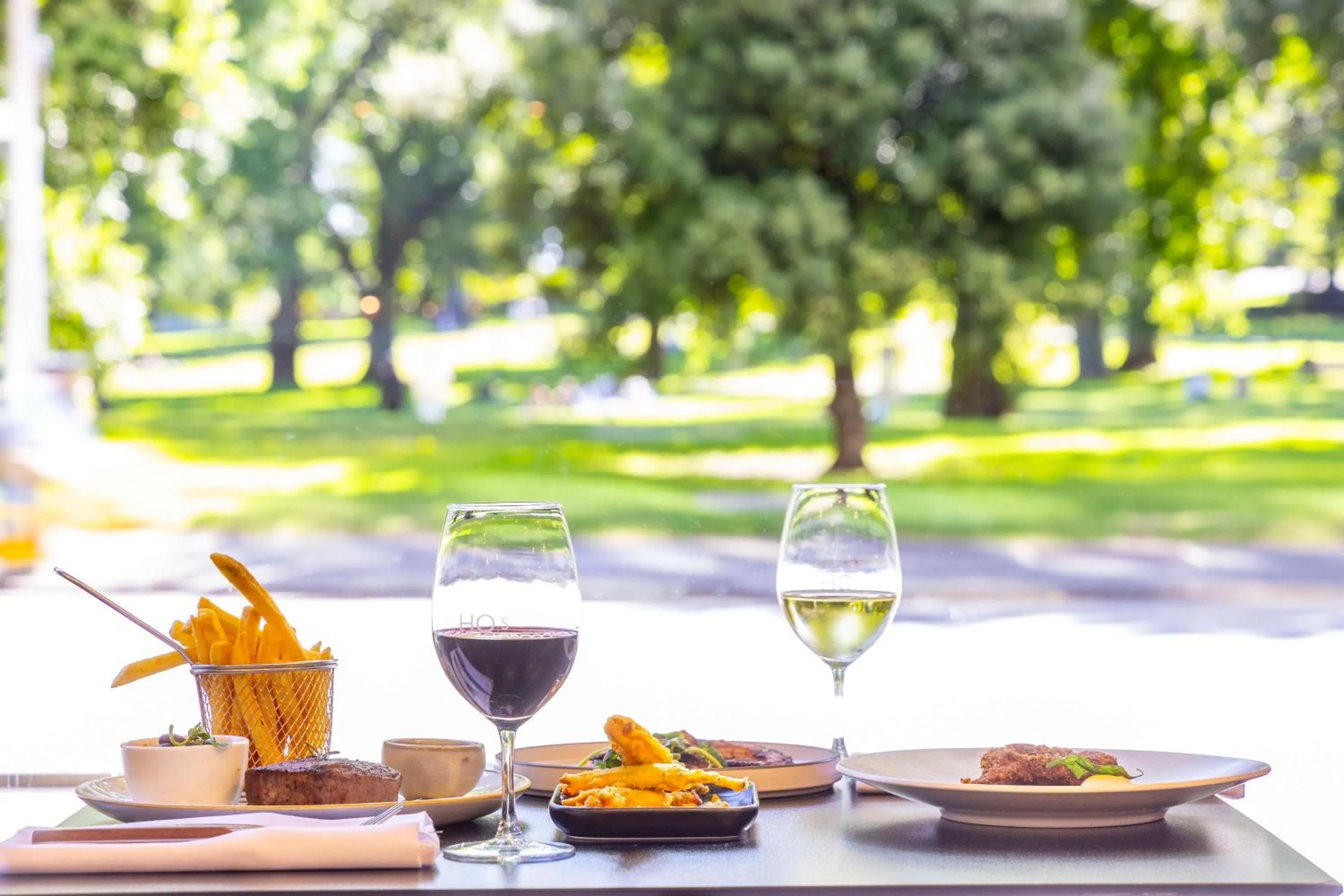 Restaurant/places to eat in Radisson On Flagstaff Gardens Melbourne