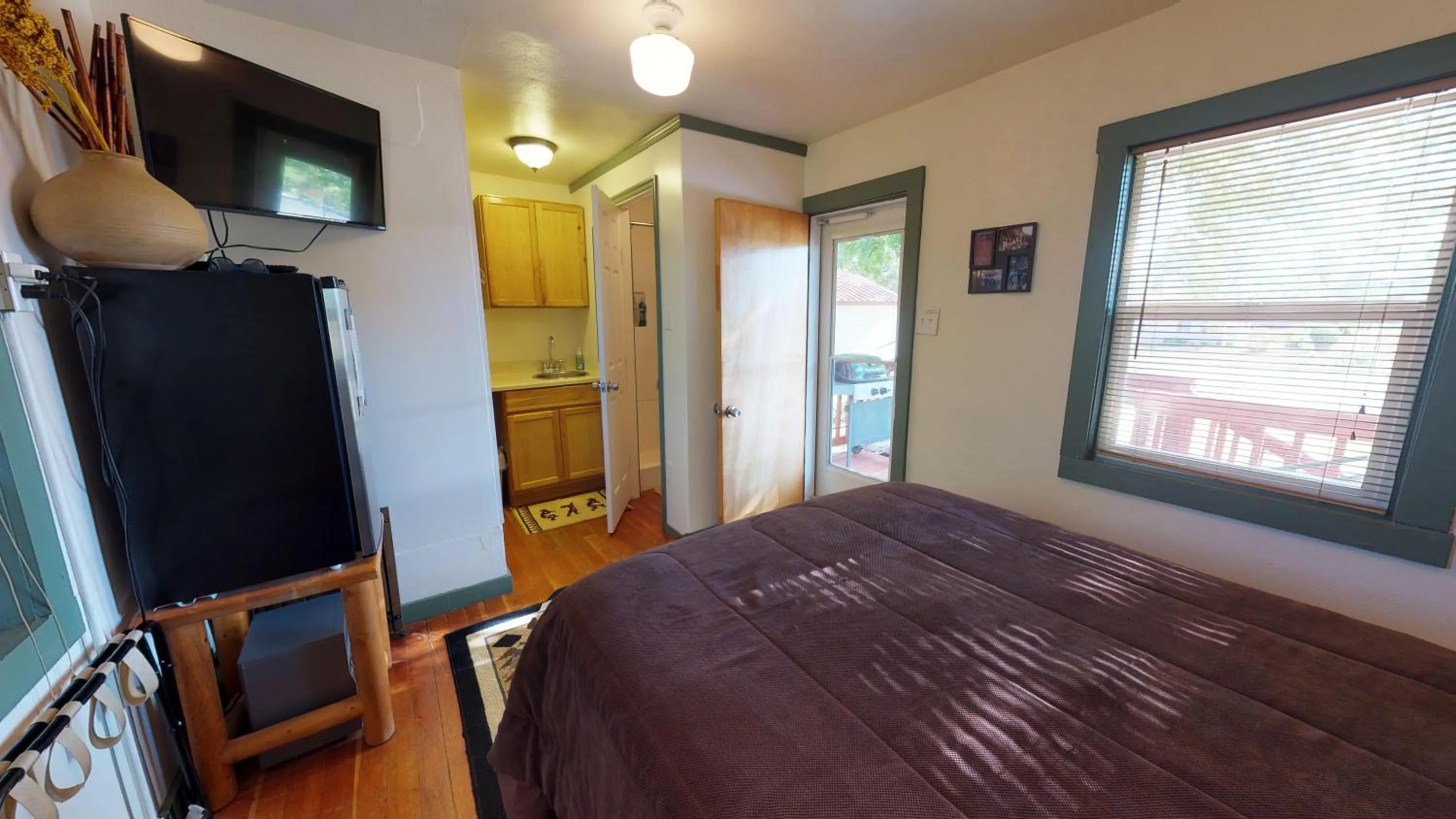 Bedroom, Bed in Hot Tub, Kokopelli Kabyn, Cute and Cozy!