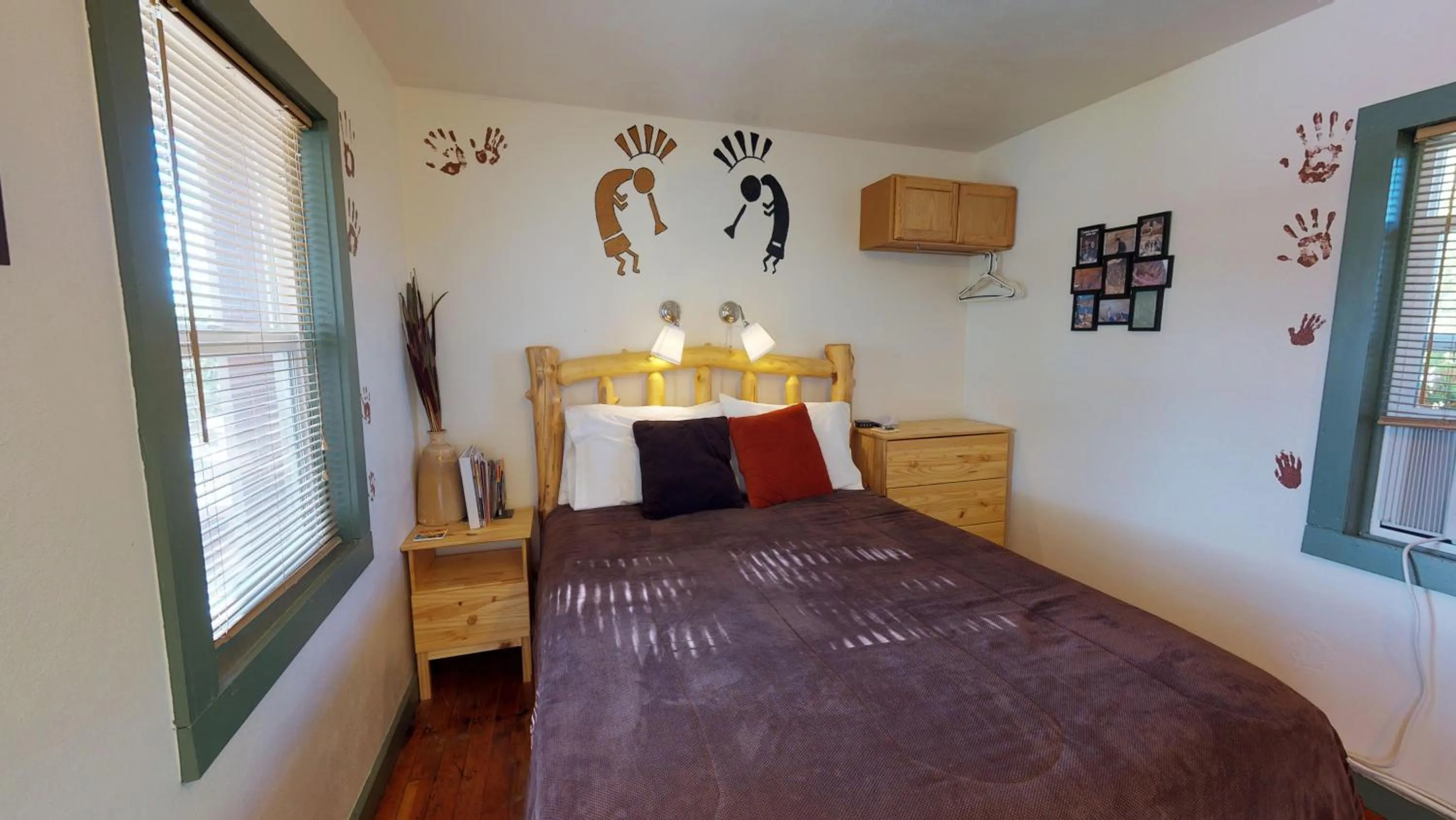 Bedroom, Bed in Hot Tub, Kokopelli Kabyn, Cute and Cozy!