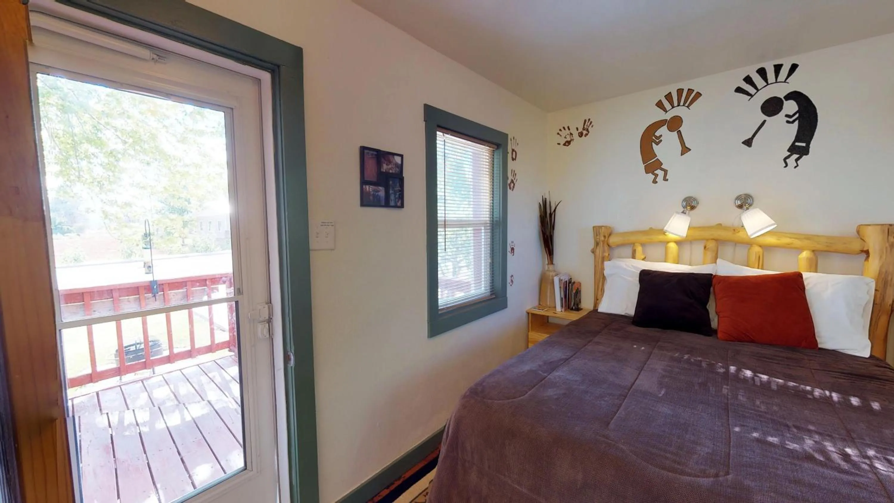 Bedroom, Bed in Hot Tub, Kokopelli Kabyn, Cute and Cozy!
