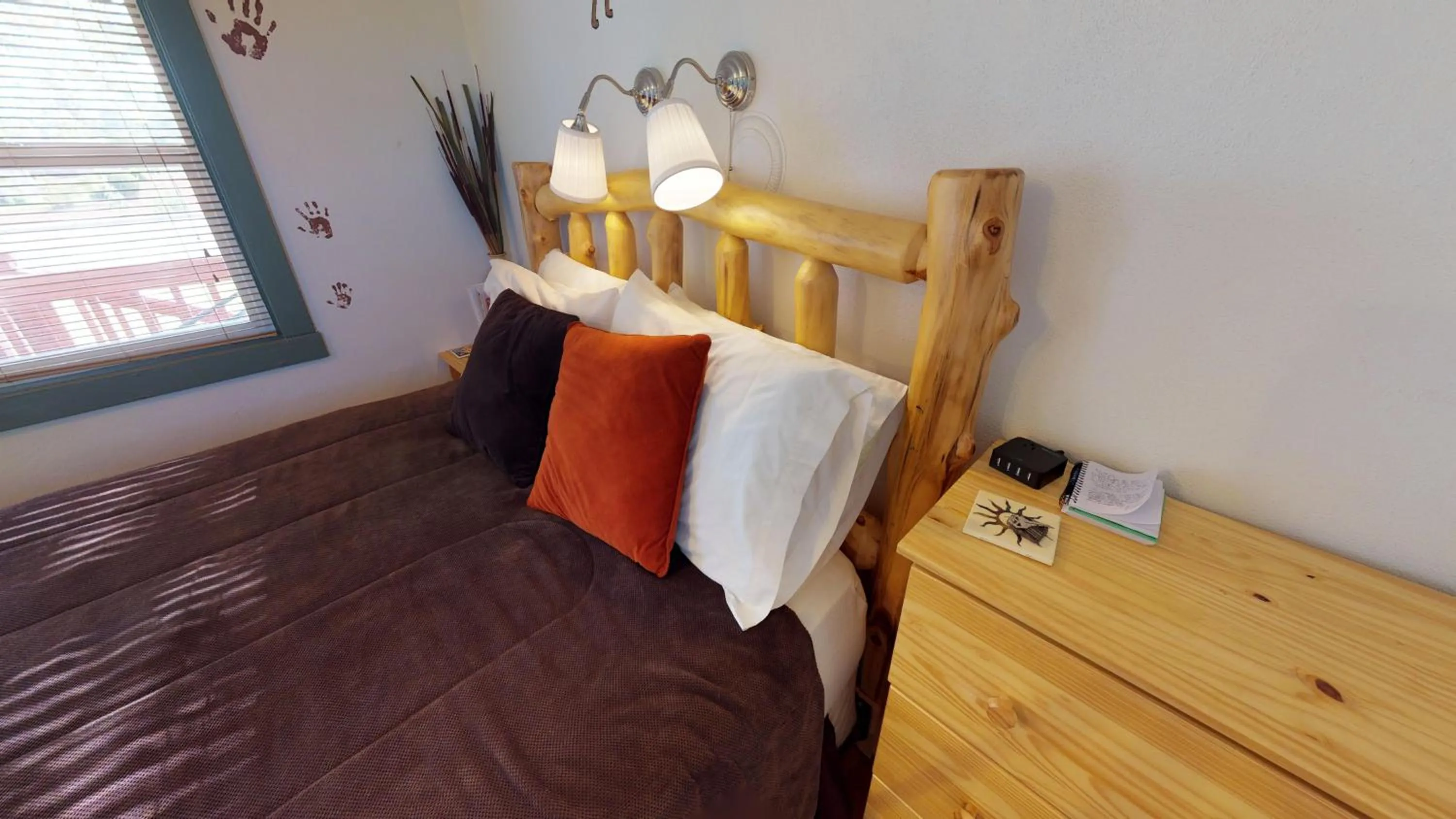 Bedroom, Bed in Hot Tub, Kokopelli Kabyn, Cute and Cozy!