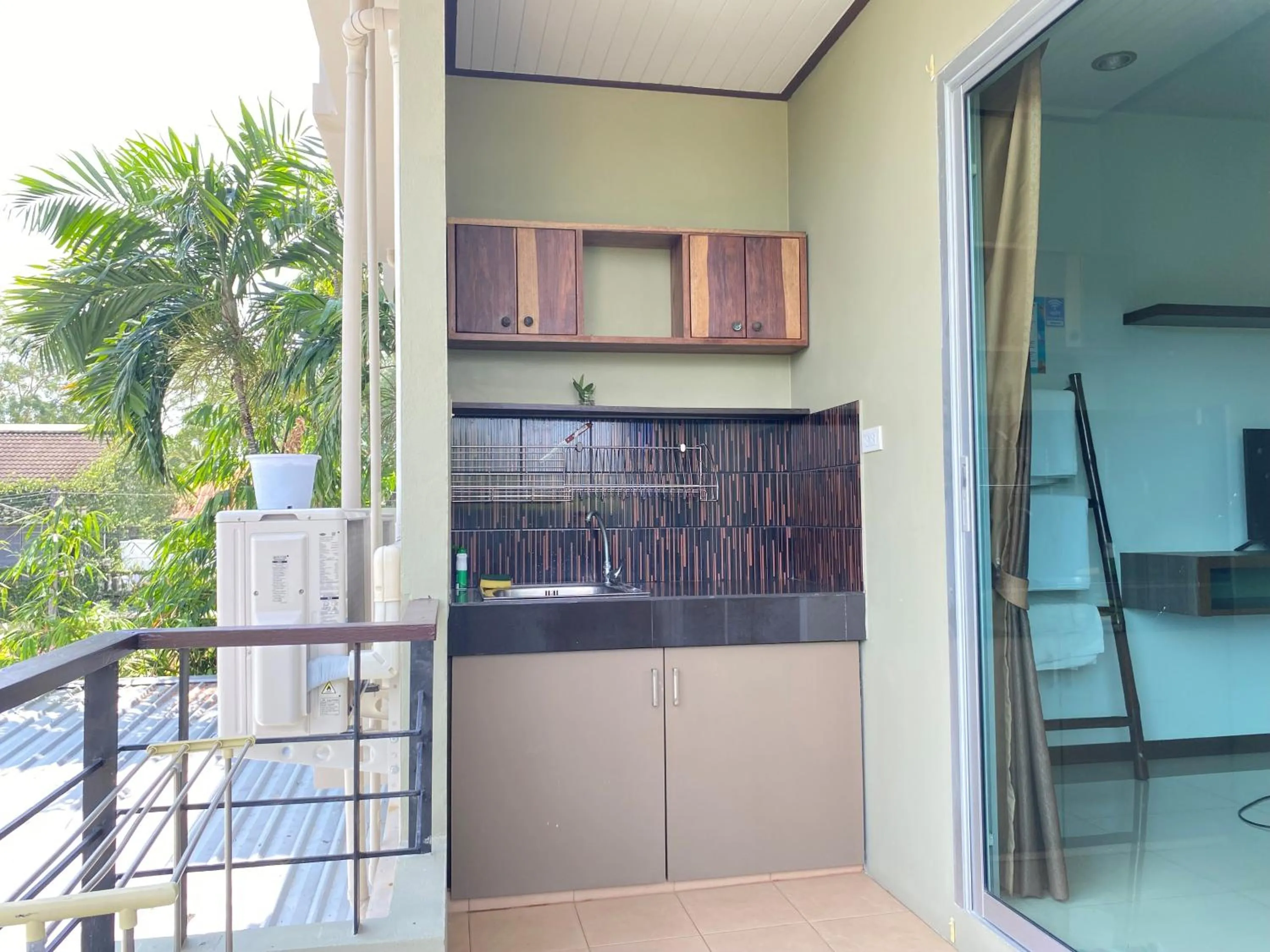 Restaurant/places to eat in Benjamas Place