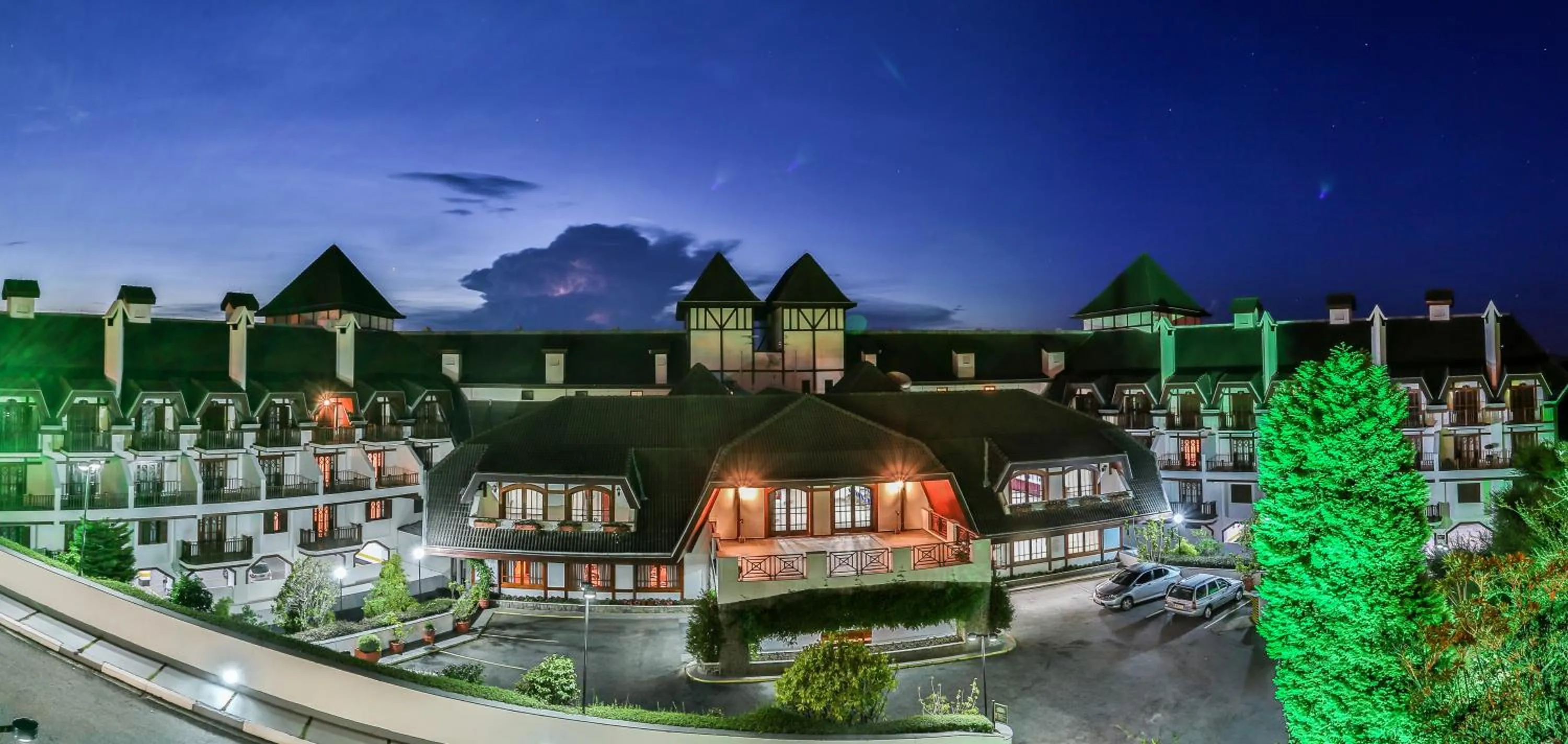 Night in Hotel Home Green Home