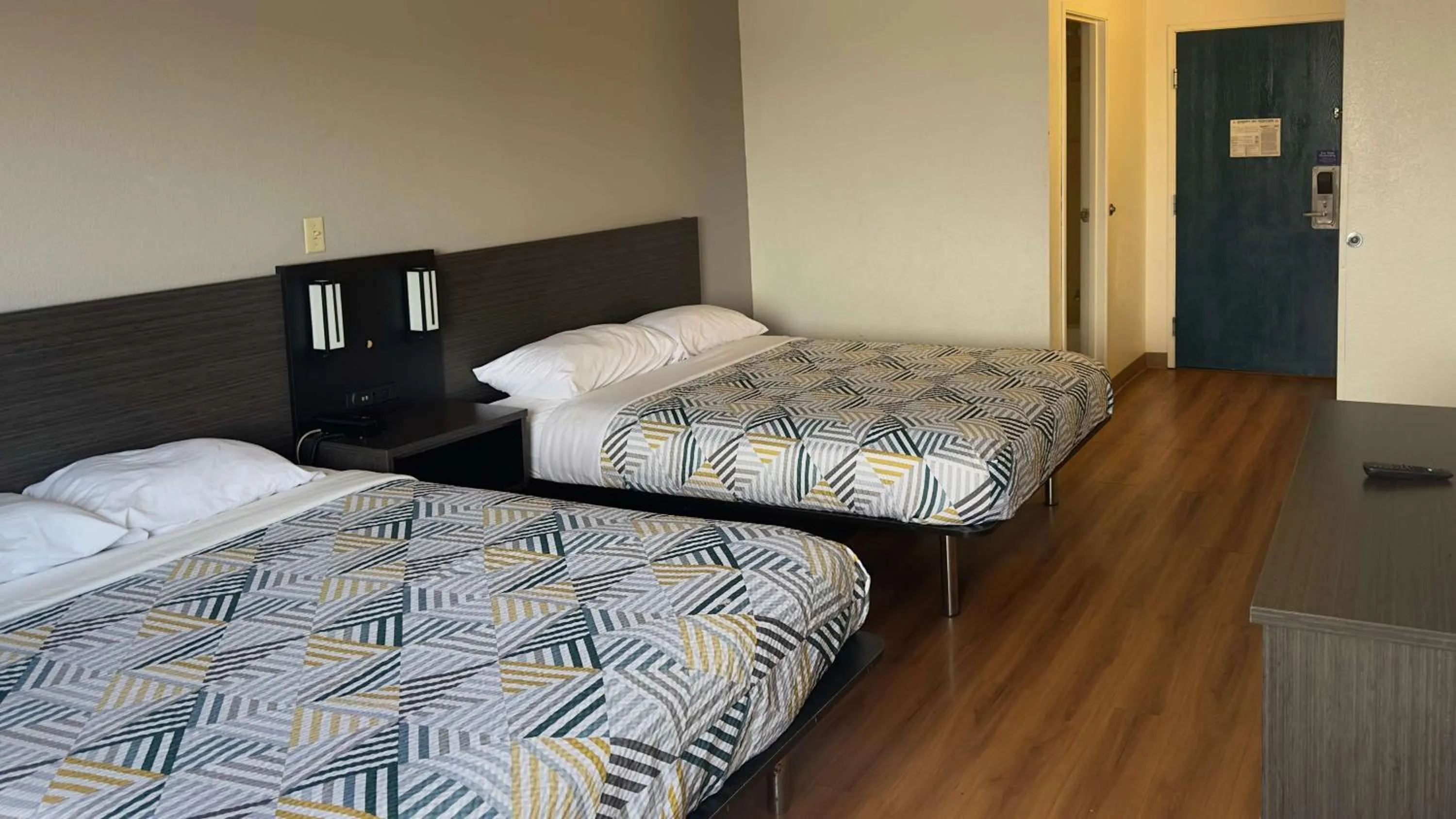 Bedroom, Bed in Motel 6-Waterloo, IA