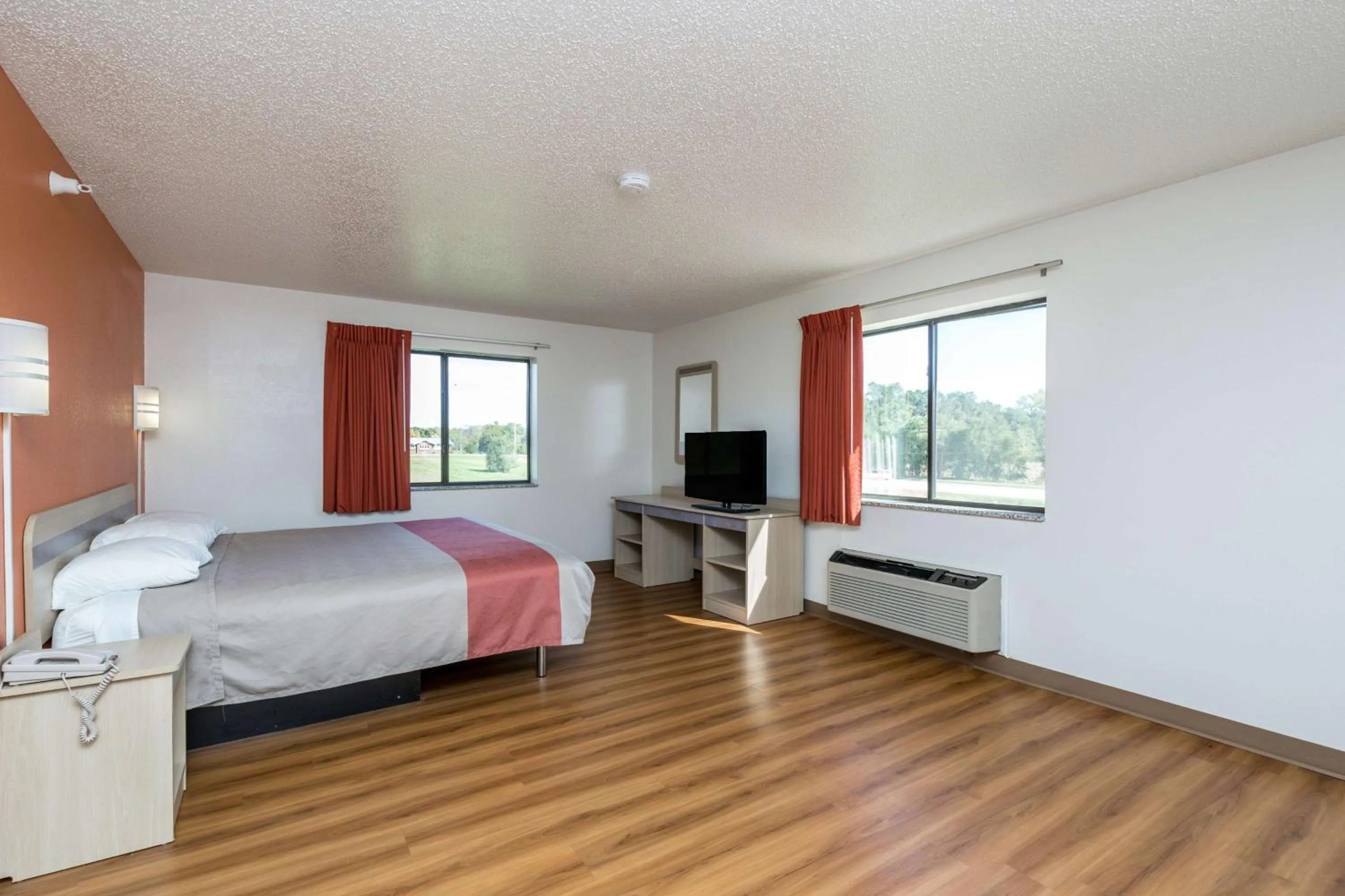 TV and multimedia, Bed in Motel 6-Waterloo, IA