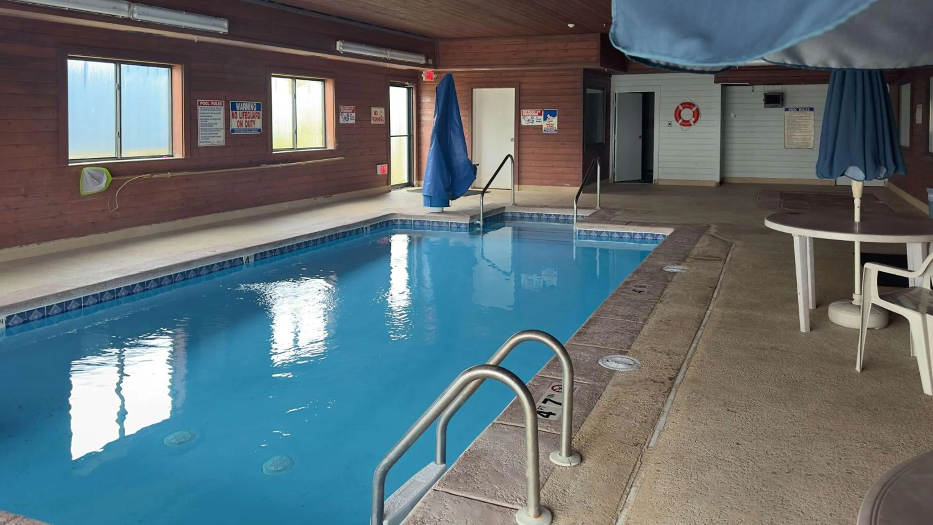 Pool view in Motel 6-Waterloo, IA