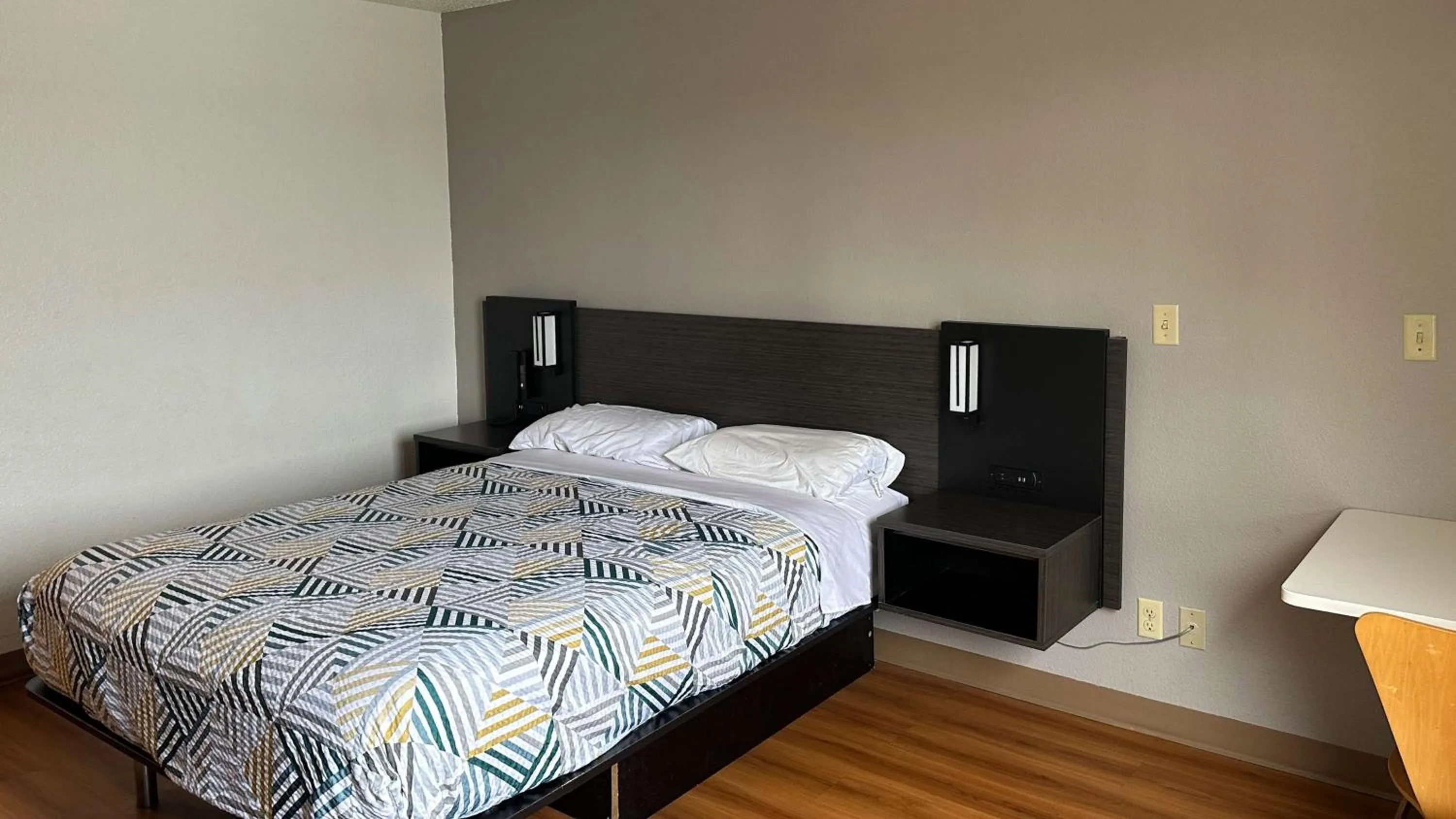 Bedroom, Bed in Motel 6-Waterloo, IA