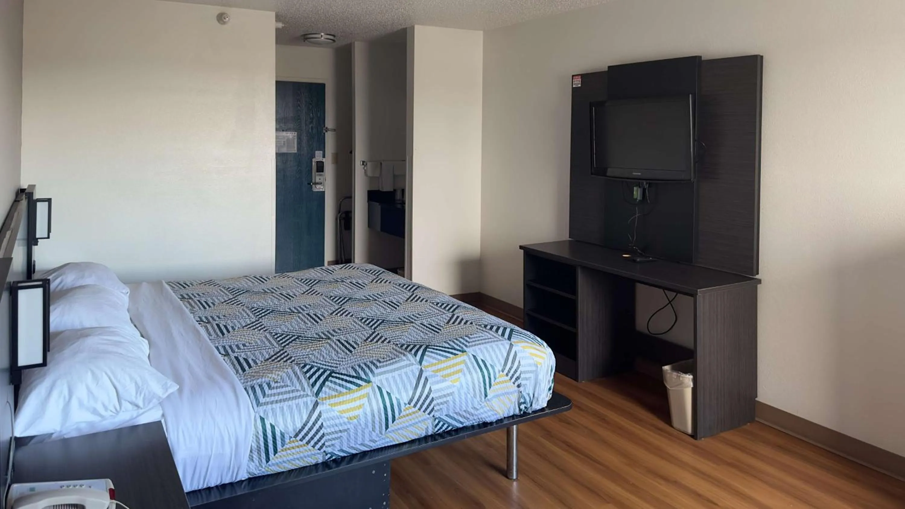 Bedroom, Bed in Motel 6-Waterloo, IA