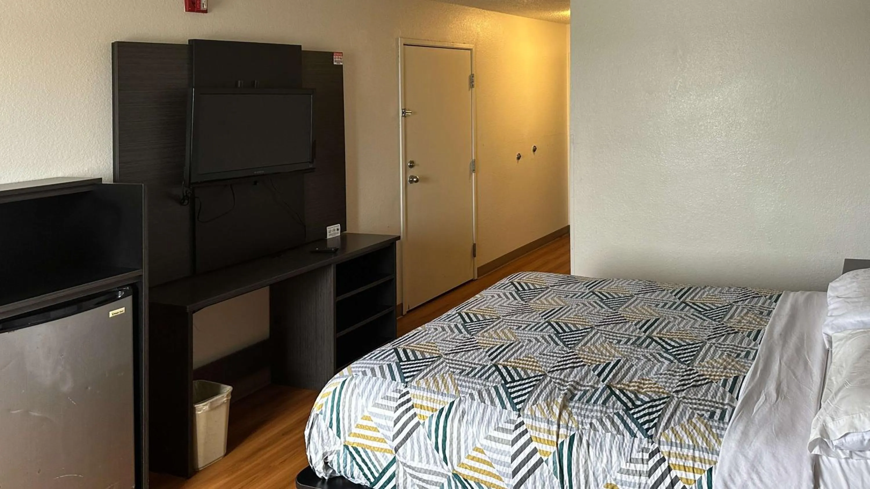 Bedroom, Bed in Motel 6-Waterloo, IA