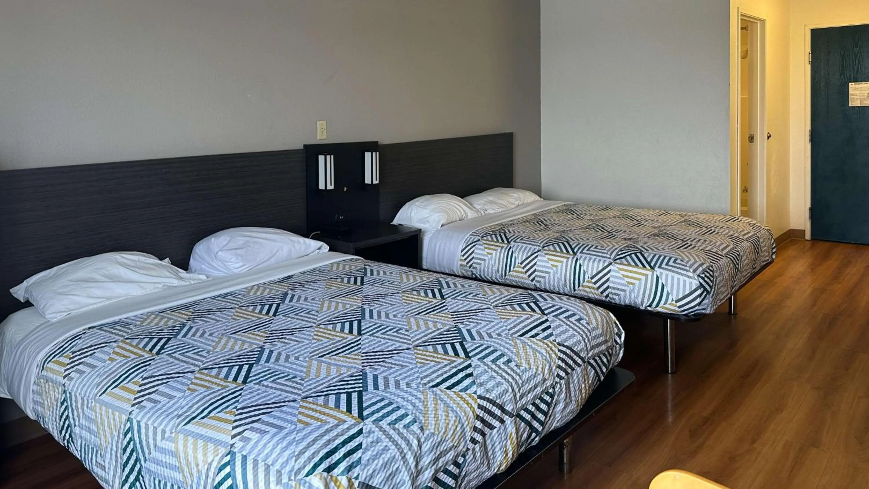 Bedroom, Bed in Motel 6-Waterloo, IA