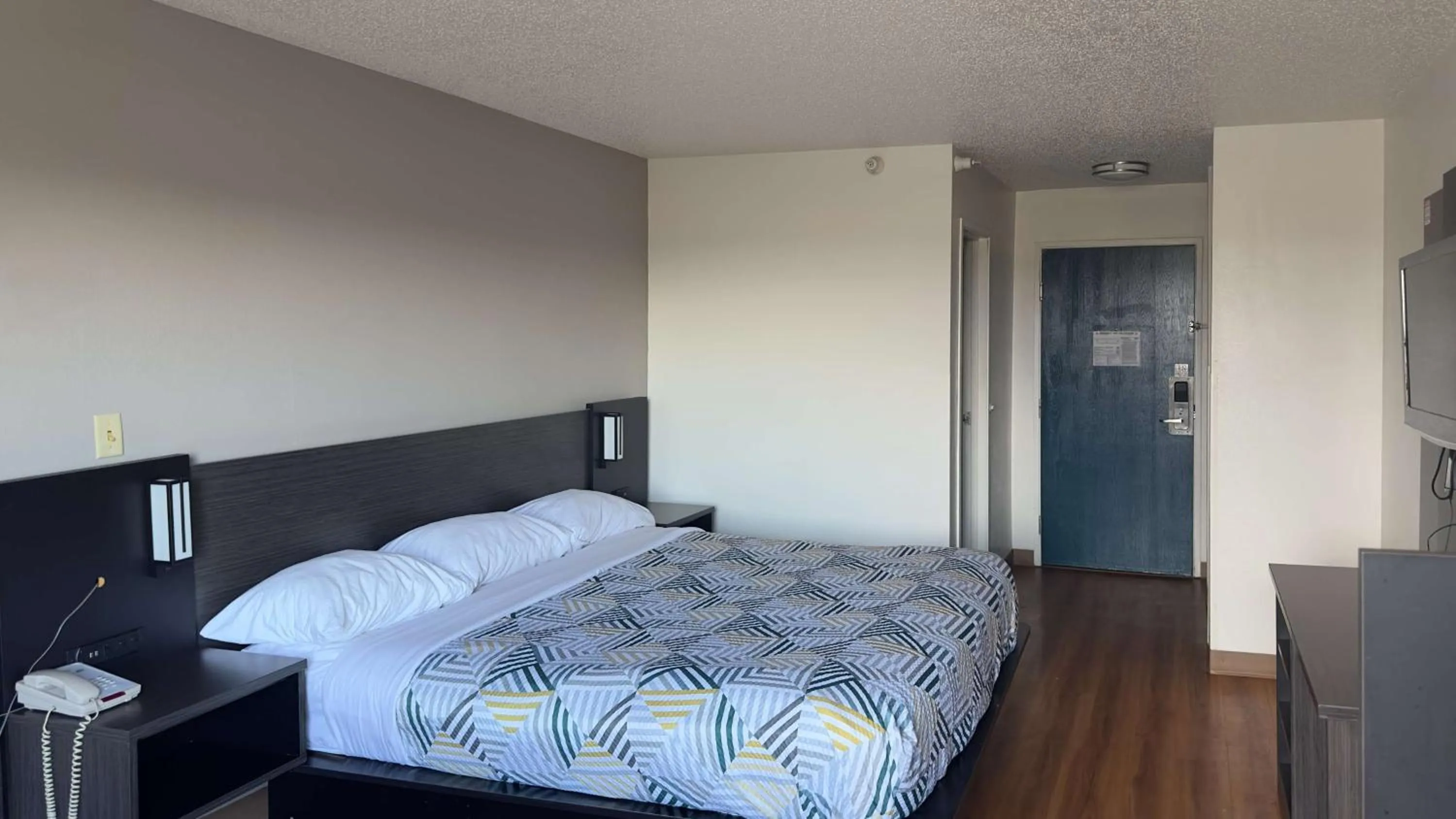 Bedroom, Bed in Motel 6-Waterloo, IA