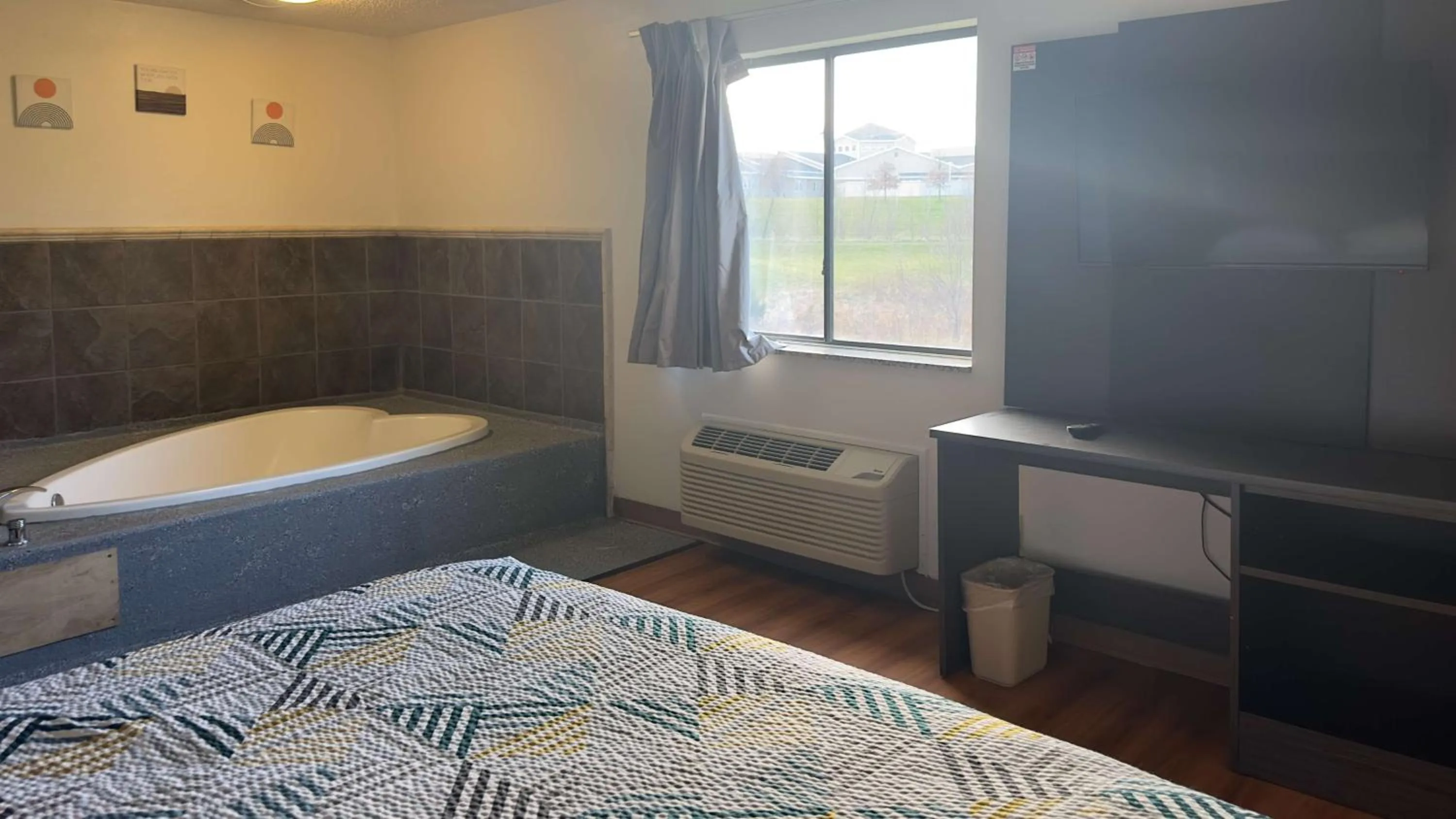 Bedroom, Bed in Motel 6-Waterloo, IA