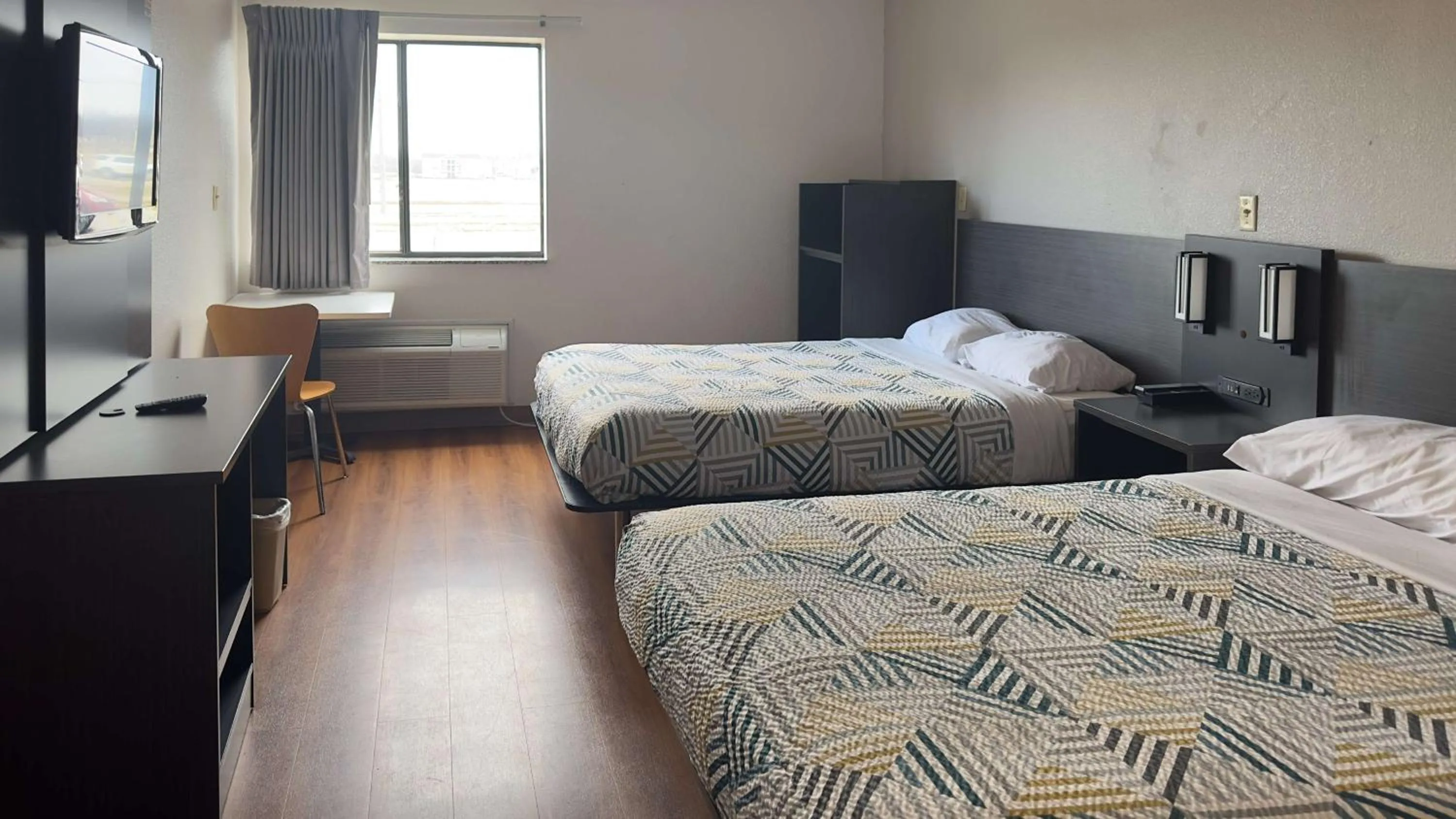 Bedroom, Bed in Motel 6-Waterloo, IA